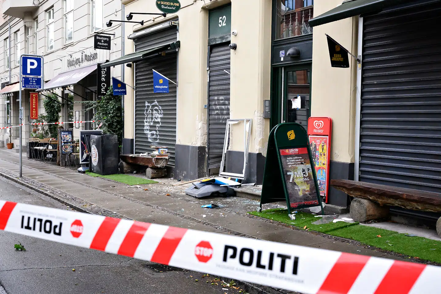 Politiet afspærrede et område omkring Godthåbsvej 52 efter en mystisk eksplosion natten til søndag.