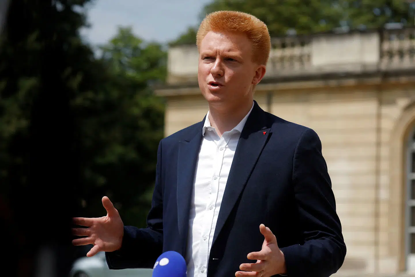 Siden Céline og Adrien Quatennens' skilsmisse blev offentligt kendt, har parret haft flere store skænderier, skriver venstrefløjspolitikeren. Og netop de skænderier tror politikeren ligger til grund for hustruens klage til politiet.