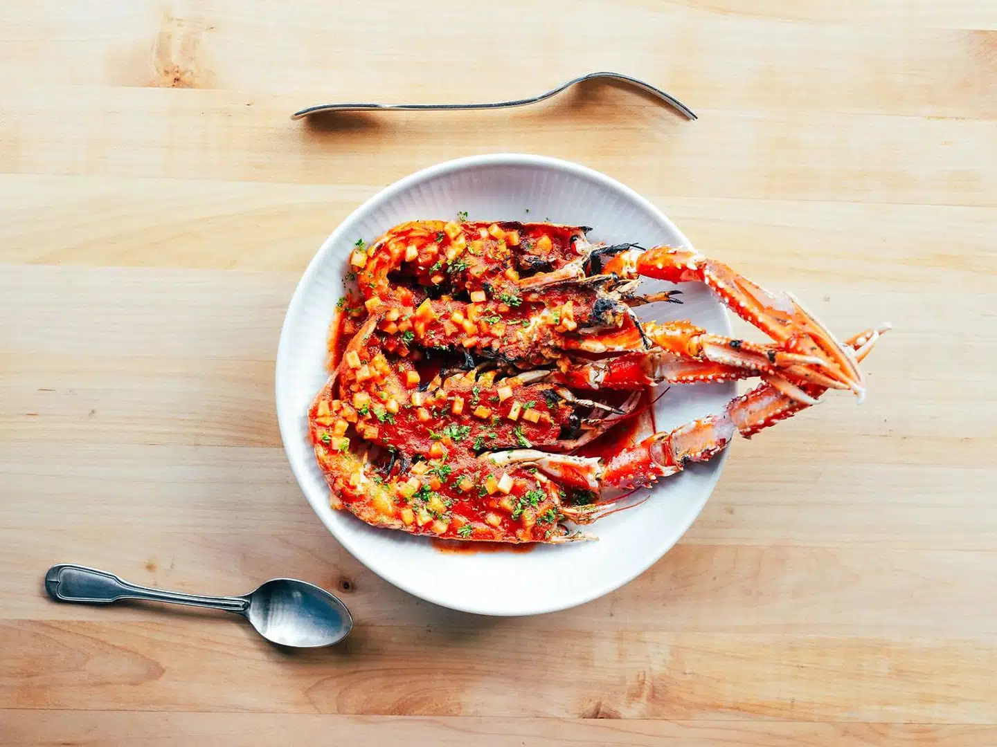 ROKS er en ren skaldyrsrestaurant, ejet af færøske KOKS, som har to Michelin-stjerner. Den rykker nu midlertidigt ind i Tivoli.