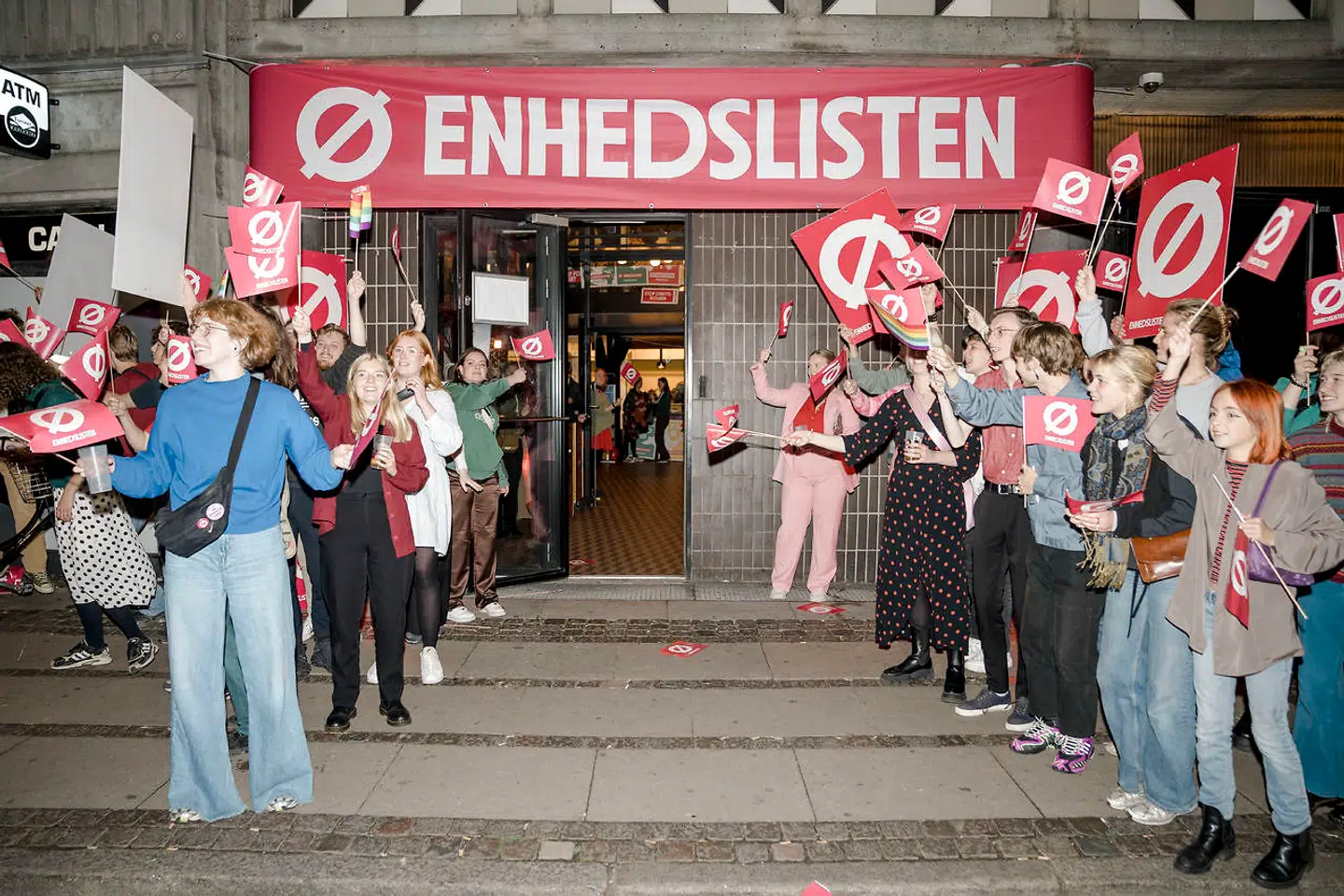 »Det er virkelig en ny tid på Københavns Rådhus og måske var jeg naiv, da jeg troede på det røde samarbejde. Måske var Enhedslistens vælgere det samme, da de gav dem mandat til at kæmpe for en grønnere og mere blandet by, » skriver Lea Friedberg. Her ses Mai Villadsen, Pelle Dragsted og Line Barfod ankomme til valgfest på Lille Vega.