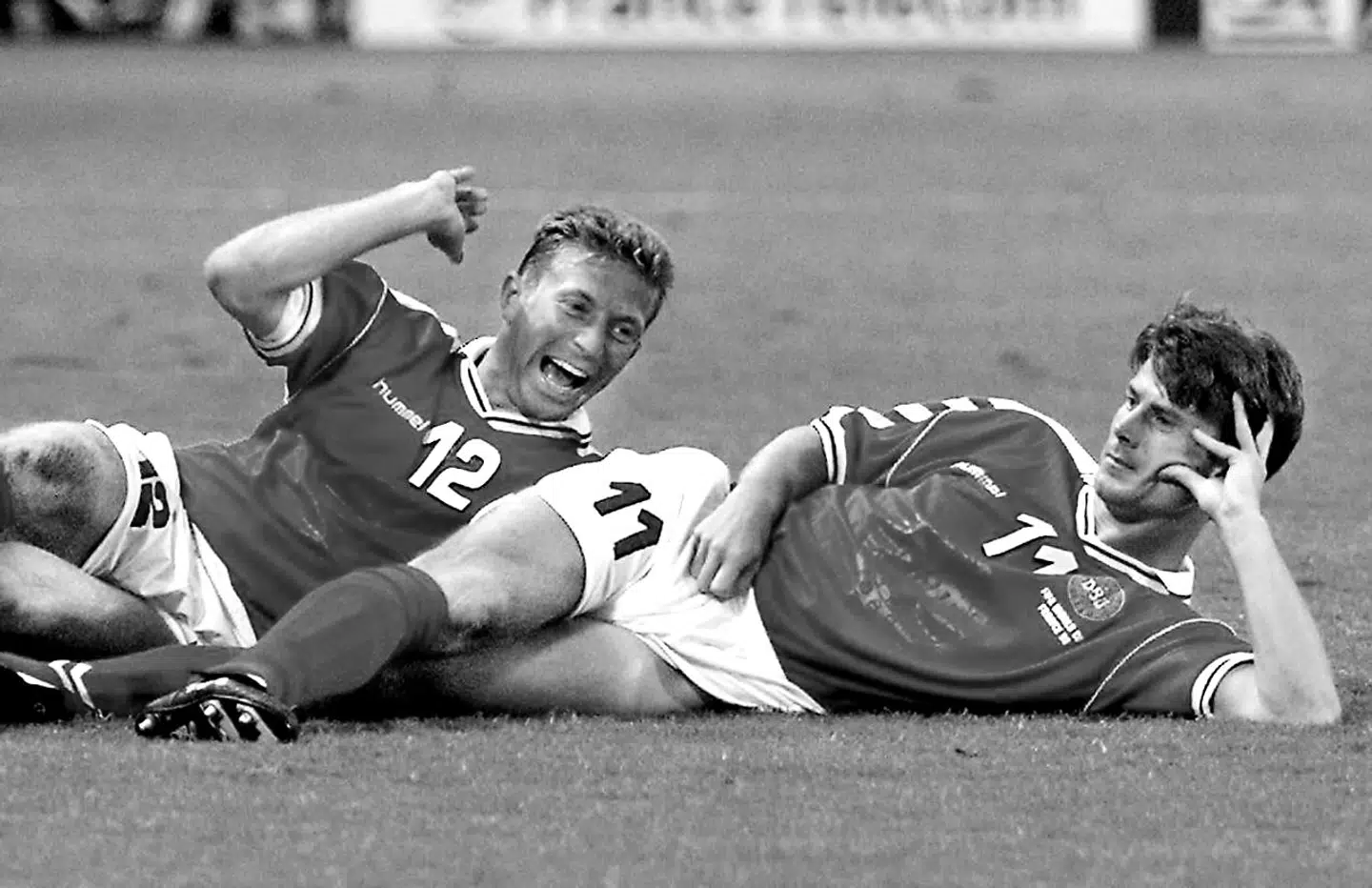 Brian Laudrup og Søren Colding poserer, efter at Brian Laudrup har udlignet til 2-2 i kampen mod Brasilien. Brasilien vandt 3-2, og det blev Brian Laudrups sidste kamp for det danske landshold.