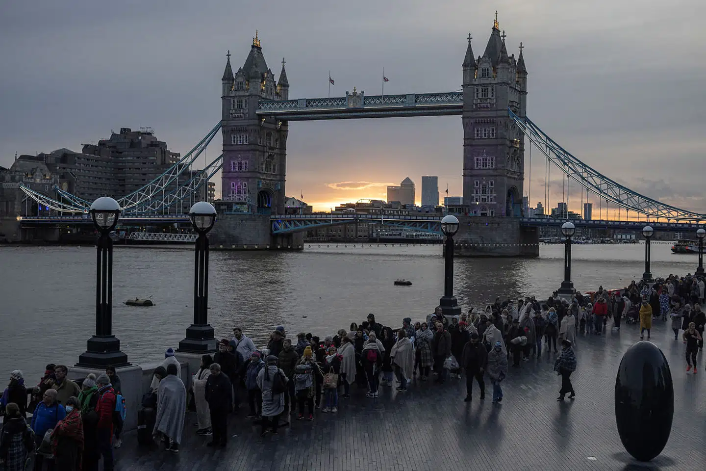 Borgere måtte vente i kø i timevis, hvis de ville have mulighed for at tage en sidste afsked med dronning Elizabeth. – Foto: Marko Djurica/Reuters