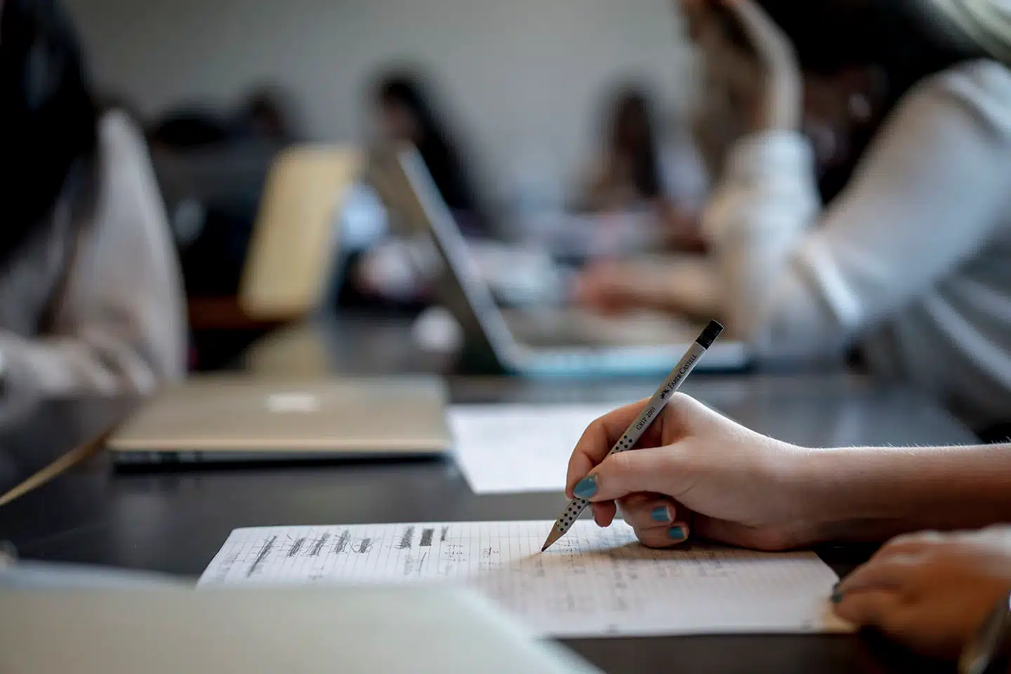En række s-profiler svarer »Helt enig« eller »Lidt enig« på spørgsmålet, om unge skal frit kunne vælge, hvor de ønsker at gå på gymnasiet. Netop begrænsningen af det frie valg har flere gange været til kritiseret.