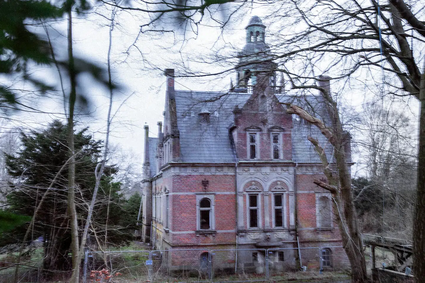 Hesbjerg Slots hovedtrappe trænger til en særdeles kærlig hånd. Det samme gør slottets indre. Slottet blev bygget i renæssancestil i 1880-1881.