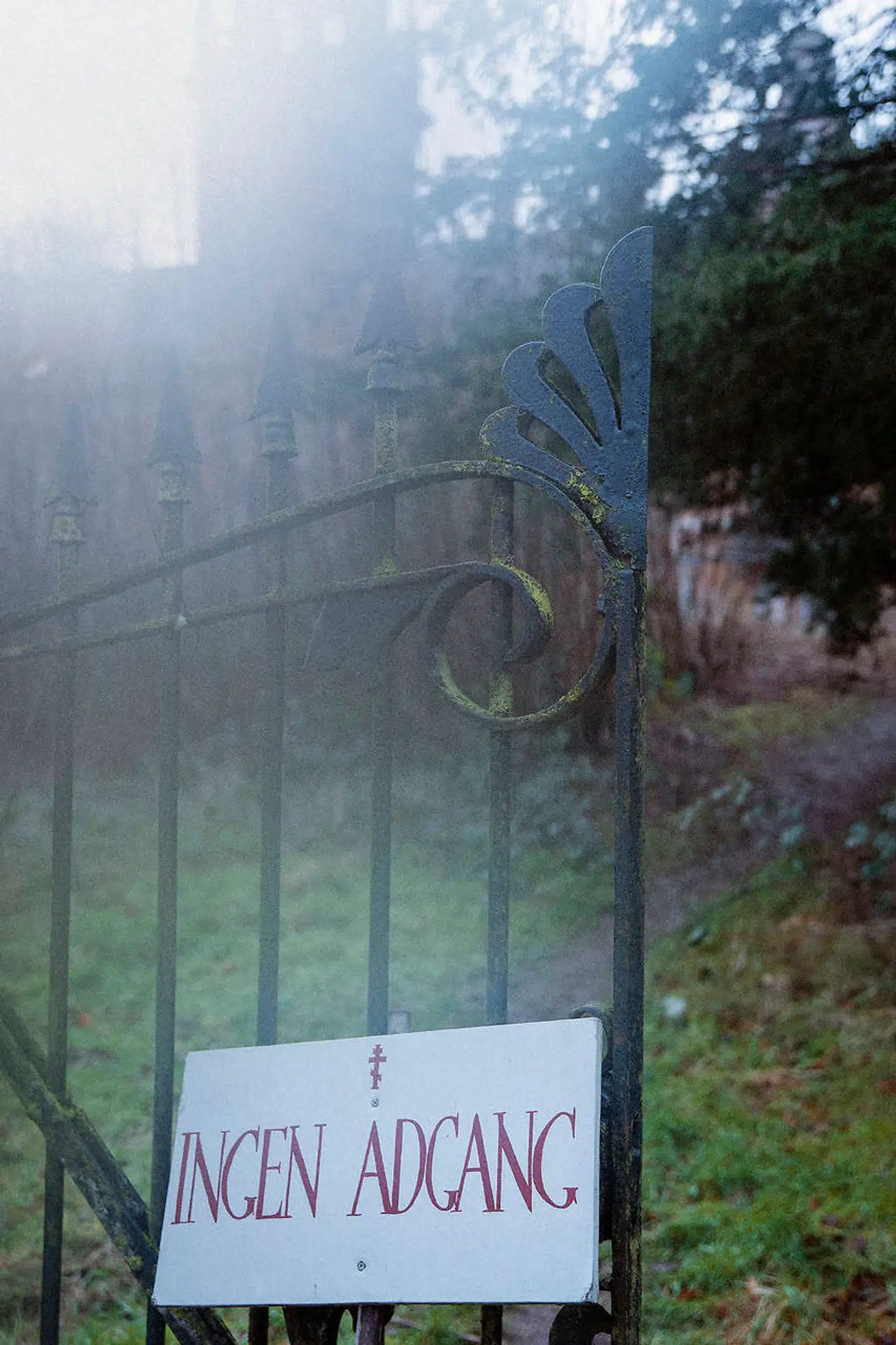 I 2018 vurderede Odense Kommune, efter at Amvrosija havde henvendt sig, at der var risiko for, at bygningsdele og -materiale kunne styrte ned. Hesbjerg Fonden spærrede efter påbud fra kommunen slottet af med et hegn.