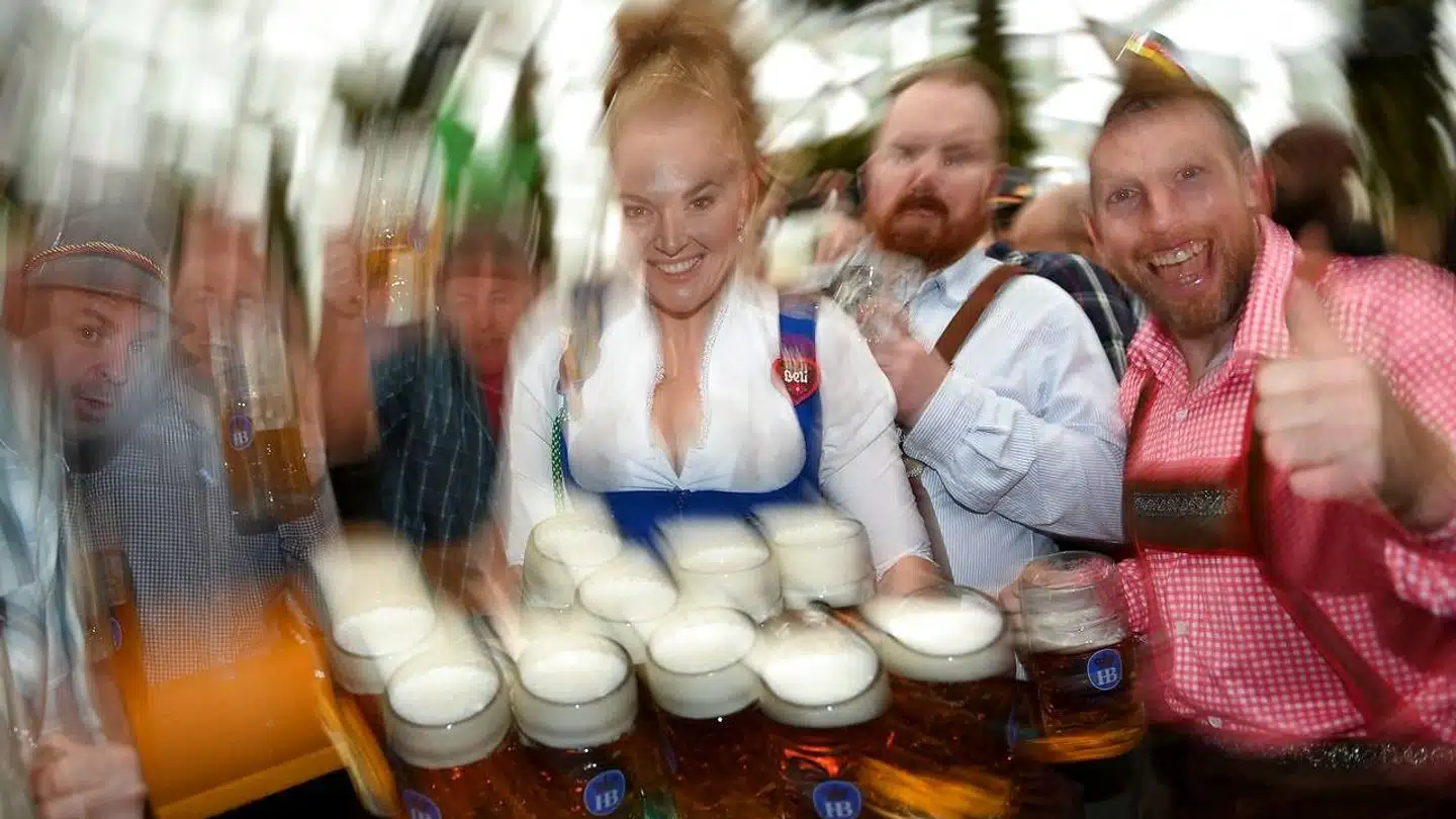 Det er sådan, man kender Oktoberfest i München: øl i store mængder og masser af tyrolertøj. Men i år skal der betales væsentligt mere for et krus. Det oplevede folkemængderne, der deltog i åbningen i den forgangne weekend.