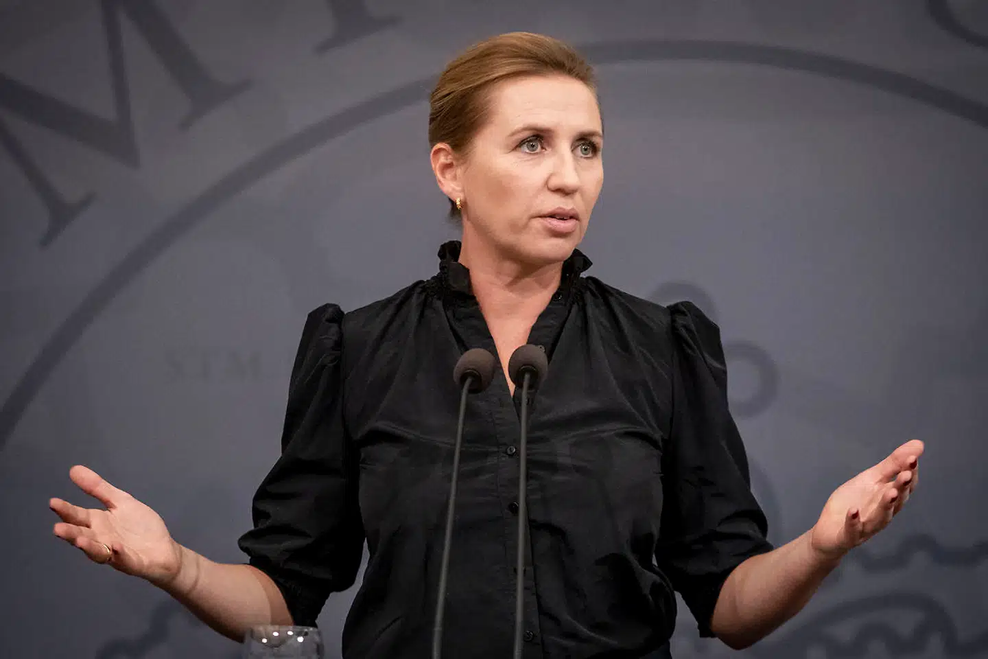 For knap et år siden advarede statsminister Mette Frederiksen meget fornuftigt om faren ved forhastet lovgivning. I dag fortsætter regeringen dog med at lade hastelovmøllen male, skriver Tom Jensen i denne leder.