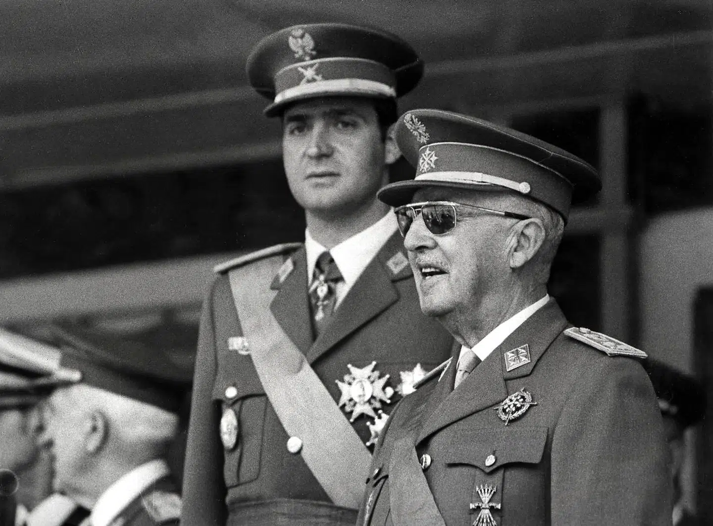 Det var Spaniens mangeårige og fascistisk inspirerede diktator, Francisco Franco, der fandt på at genindføre det spanske monarki med Juan Carlos som konge. Det sikrede kongen støtte fra militæret under den vanskelige overgang til demokrati.