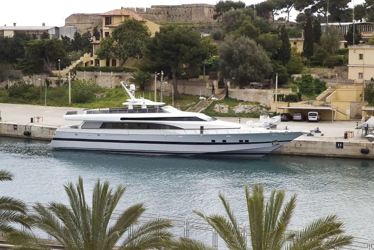 Det er muligvis en barndom under relativt beskedne kår, som har gjort Juan Carlos besat af luksus. Her ses den kongelige lystyacht »Fortuna« ved kaj i den foretrukne feriedestination, Palma de Mallorca.