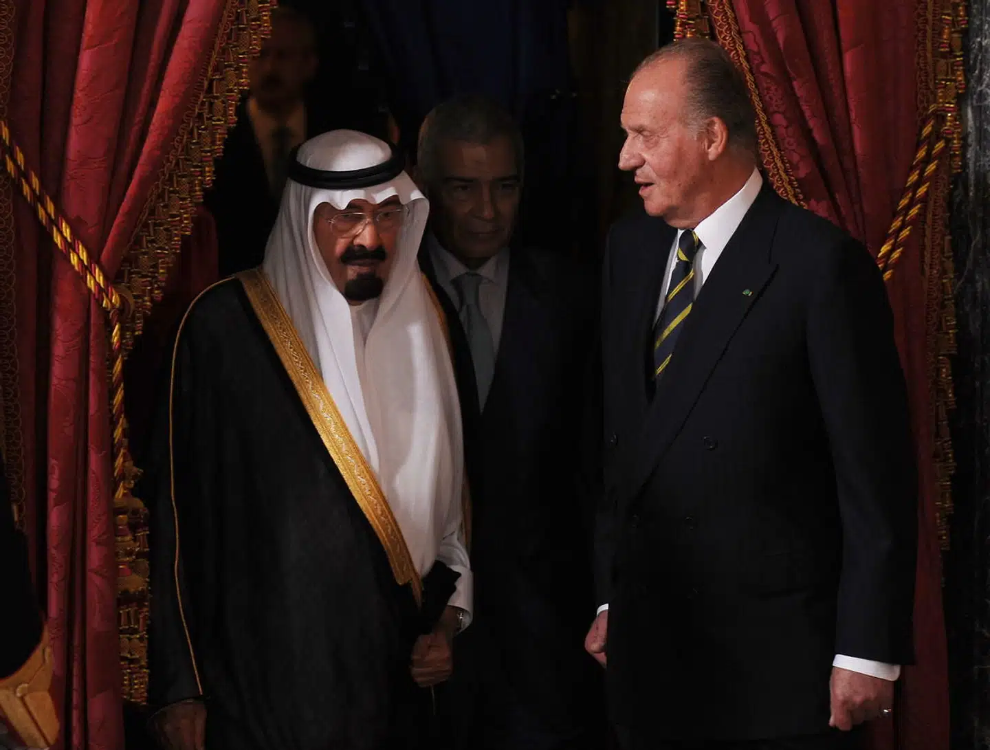 Juan Carlos' gode forbindelser i de arabiske Golf-monarkier har flere gange vist sig nyttigt, senest i forbindelse med eksilet i Abu Dhabi. Her ses han sammen med Saudi-Arabiens kong Abdullah i 2008.