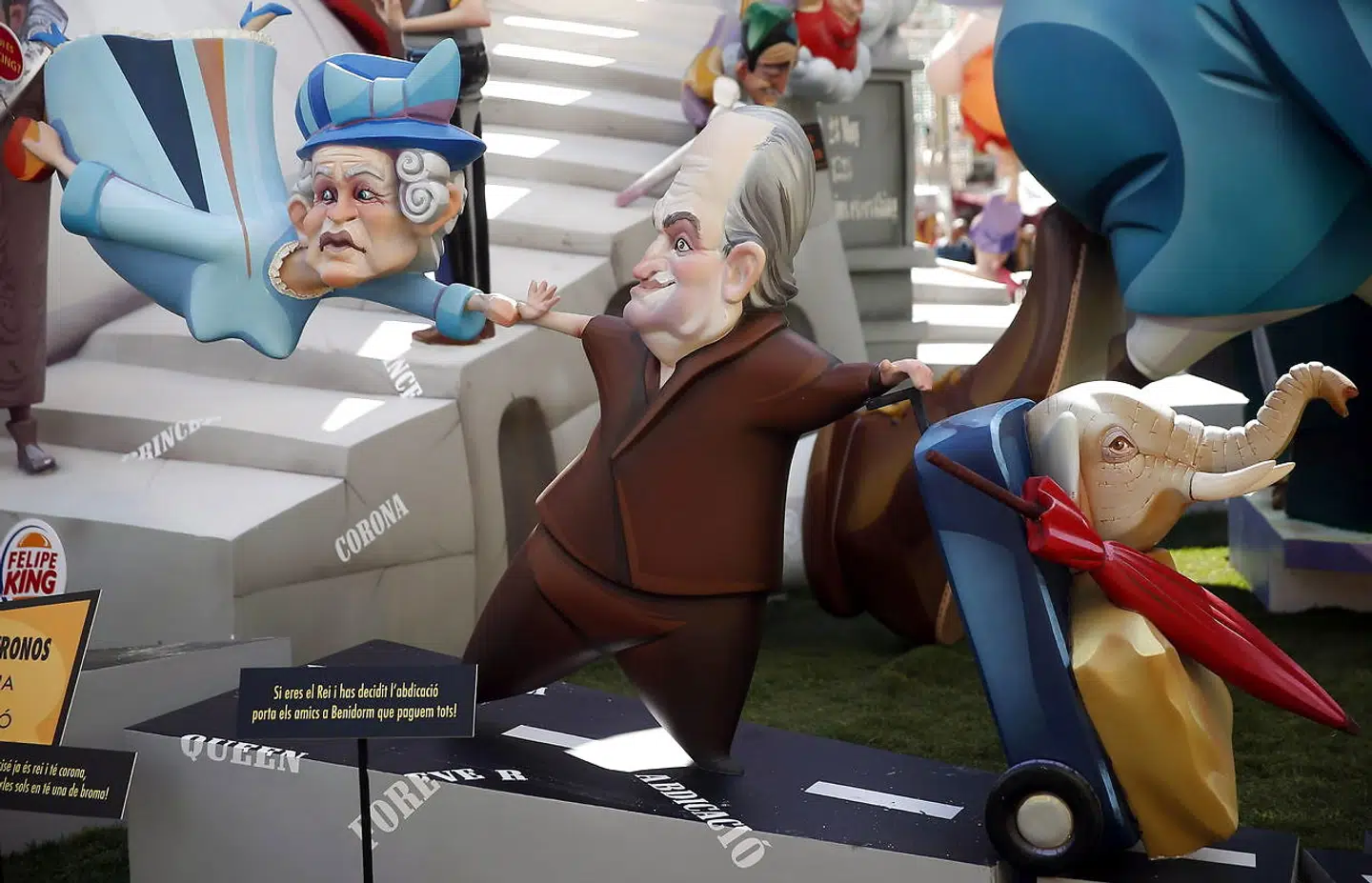 Dronning Elizabeth og Juan Carlos havde tætte bånd, og når han deltager i mandagens begravelse af den britiske monark, er det efter udtrykkeligt ønske fra kong Charles 3. Her ses de to tipoldebørn af dronning Victoria afbilledet hånd i hånd på en satirisk skulptur fremstillet i forbindelse med Las Fallas-festen i Valencia.