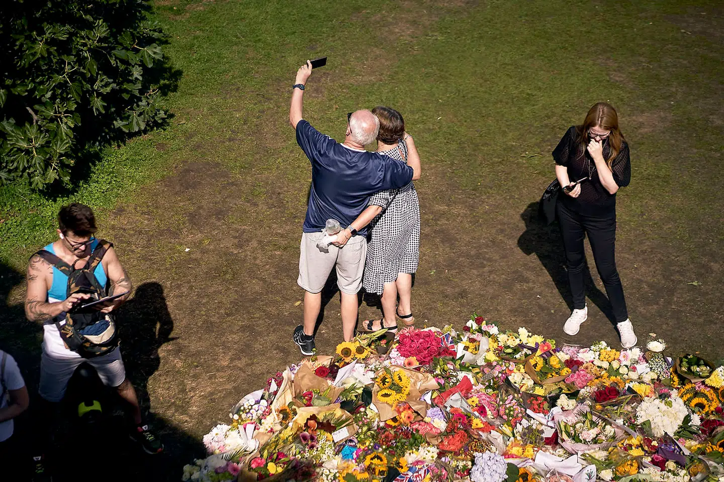 I Green Park midt i London er de mange blomster til minde om dronning Elizabeths død samlet. Det er blevet et populært sted at tage billeder.