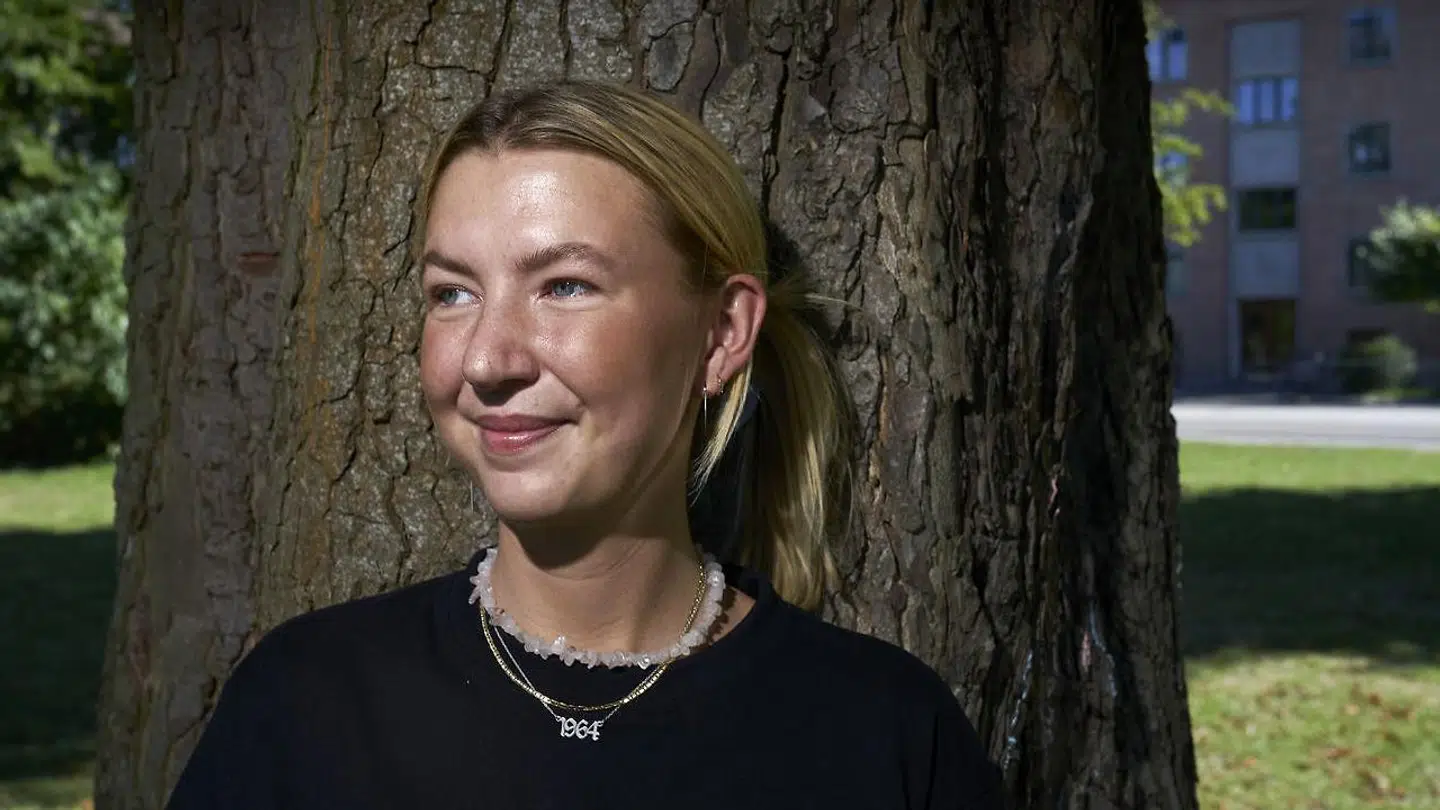 Christine Lerche Møller gør som så mange andre unge. Hun studerer og arbejder ved siden af – deriblandt som tjener. Hun synes, at der er interessante perspektiver i nye måder at få udbetalt sin løn på.