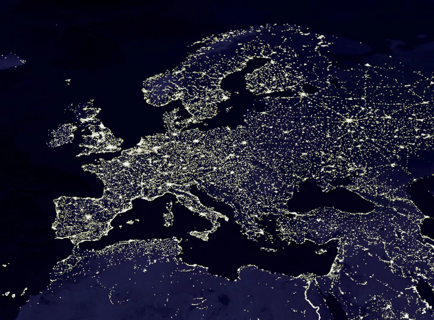 Hvad gør vi, hvis energien slipper op? Myndighederne forsøger at forberede sig på det. Her ses et satellitfoto af Europa om natten. En novemberaften i 2006 brugte tyskerne ekstra meget varme. Det betød, at store dele af Europa sad i mørket med overophedede energinetværk.