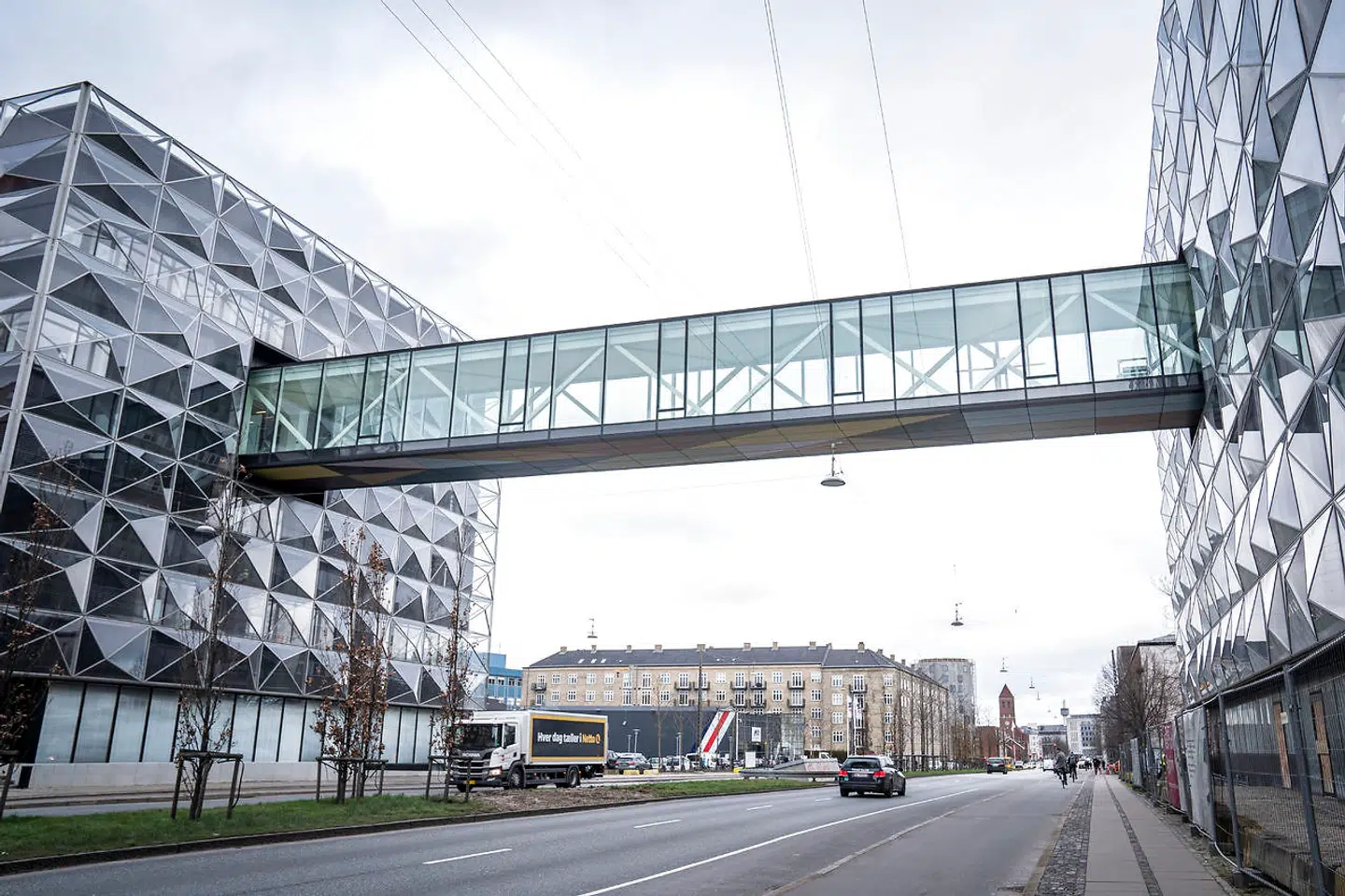 Formålet med Niels Bohr Bygningen er at samle de naturvidenskabelige studieretninger for 3.000 studerende og 1.000 forskere på Jagtvej i København.