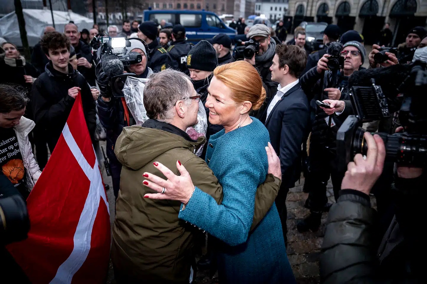 Inger Støjberg blev mødt med blomster og flag fra sine støtter kort efter dommen i rigsretssagen mod hende sidste år. Arkivfoto: Mads Claus Rasmussen/Ritzau Scanpix
