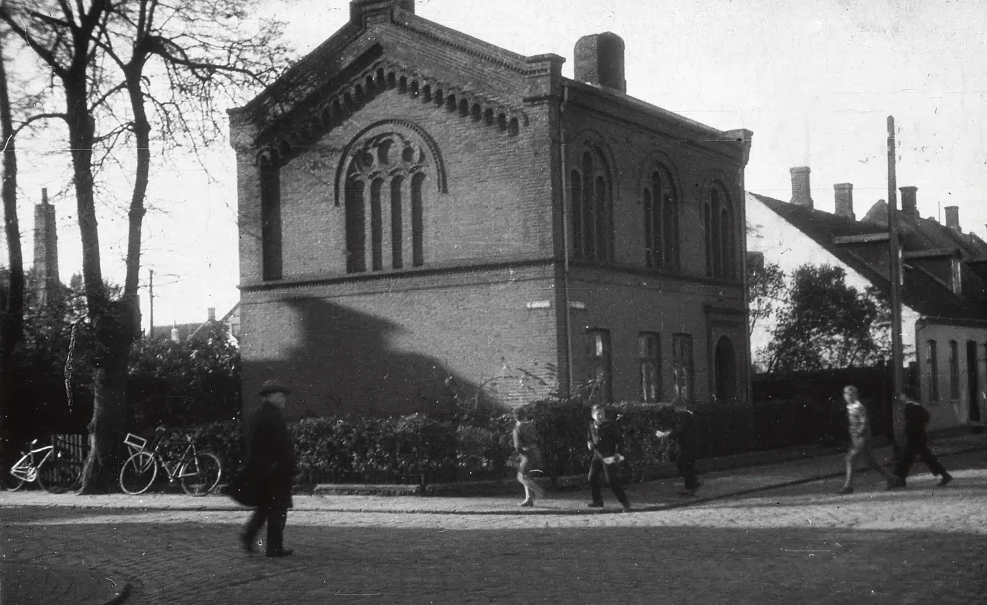 Nakskov fik allerede i 1717 en synagoge. Synagogen på fotografiet blev indviet i 1880. Den blev revet ned i 1954 for at give plads til en vej. I Nakskov er der en jødisk begravelsesplads på Jødevej. Illustration fra bogen.