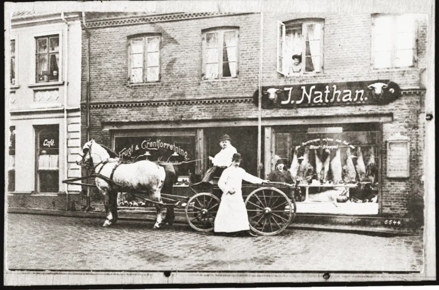 Mange jøder blev slagtere og kreatur- og hestehandlere. De solgte kød til jødiske familier, men også til kristne. Her ses den jødiske slagtermester J. Nathan i hestevogn foran sin forretning i Randers. Illustration fra bogen.