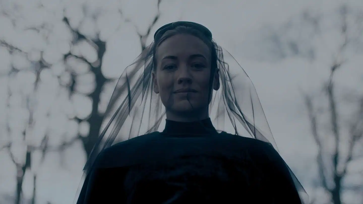 Yvonne Strahovski som den manipulerende politiker-hustru Serena.