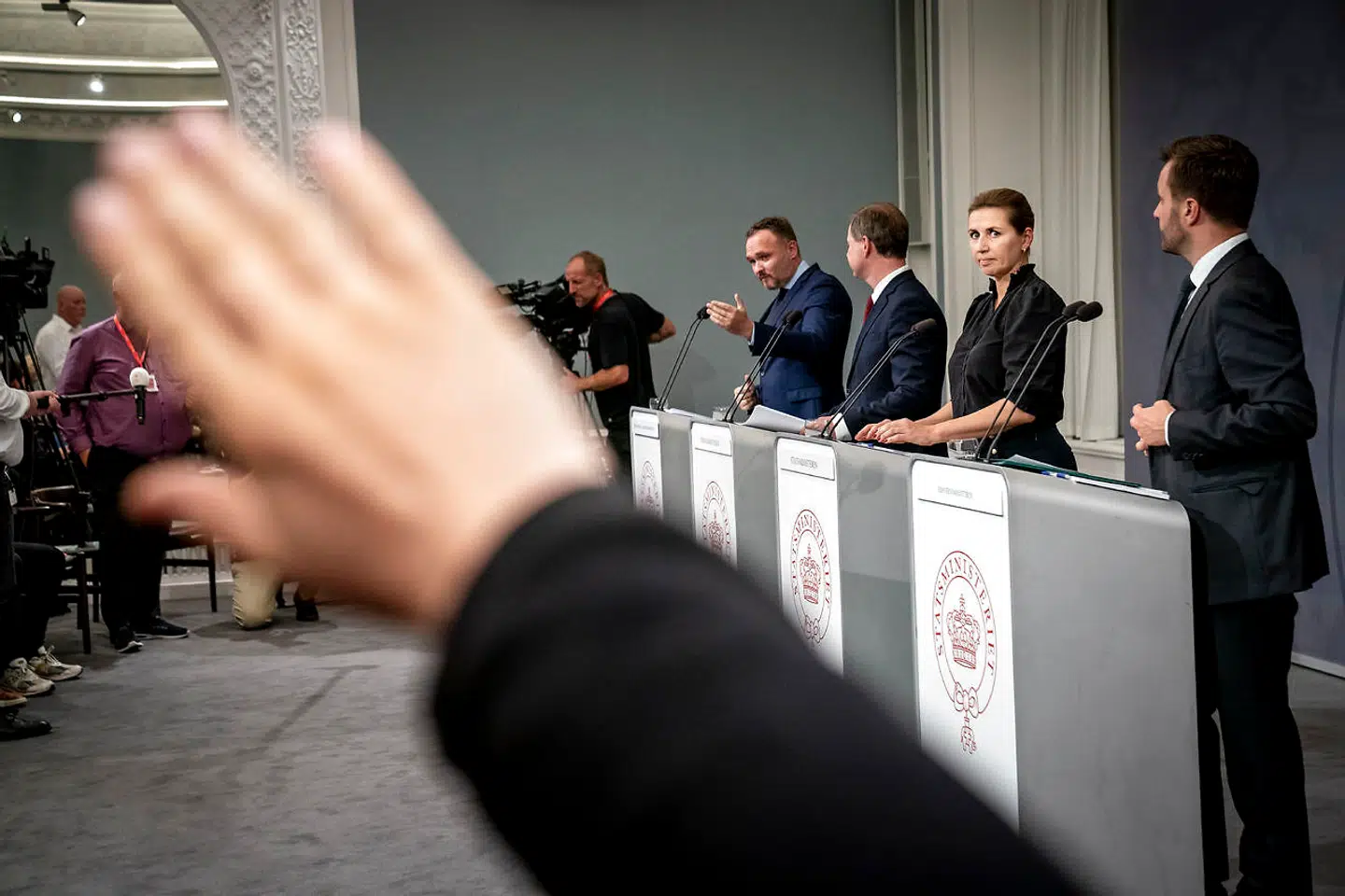 Statsminister Mette Frederiksen under onsdagens pressemøde om energipriser. I hendes podcast, »Statsministeren spørger« er konceptet klart: Mette Frederiksen tager journalisten ud af samtalen og optræder selv som vært og spørger.
