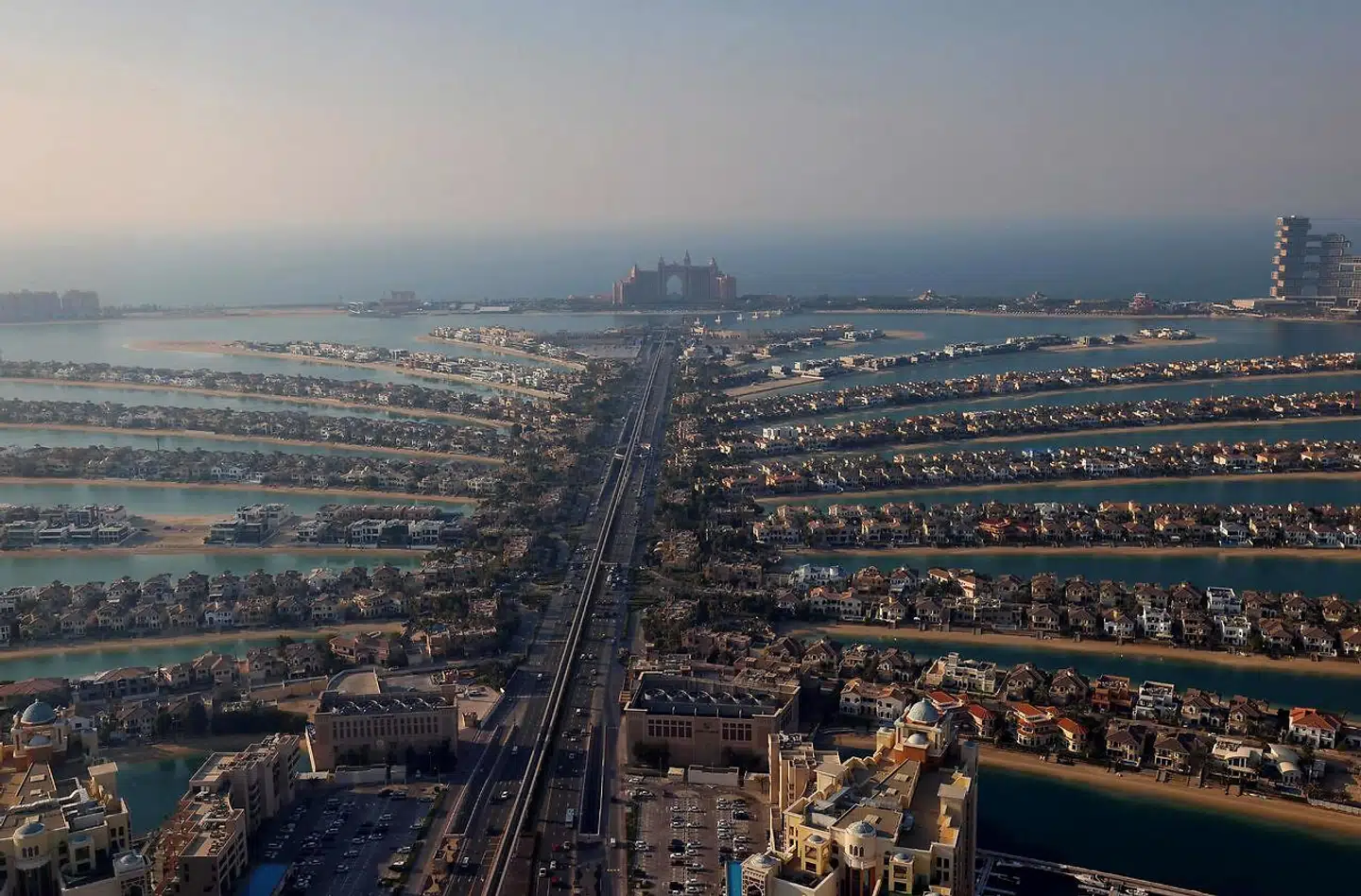 Ifølge OCCRP ejede Sanjay Shah i 2018 seks ejendomme på den kunstige palmeø i Dubai til en samlet værdi på 56 millioner dollar.