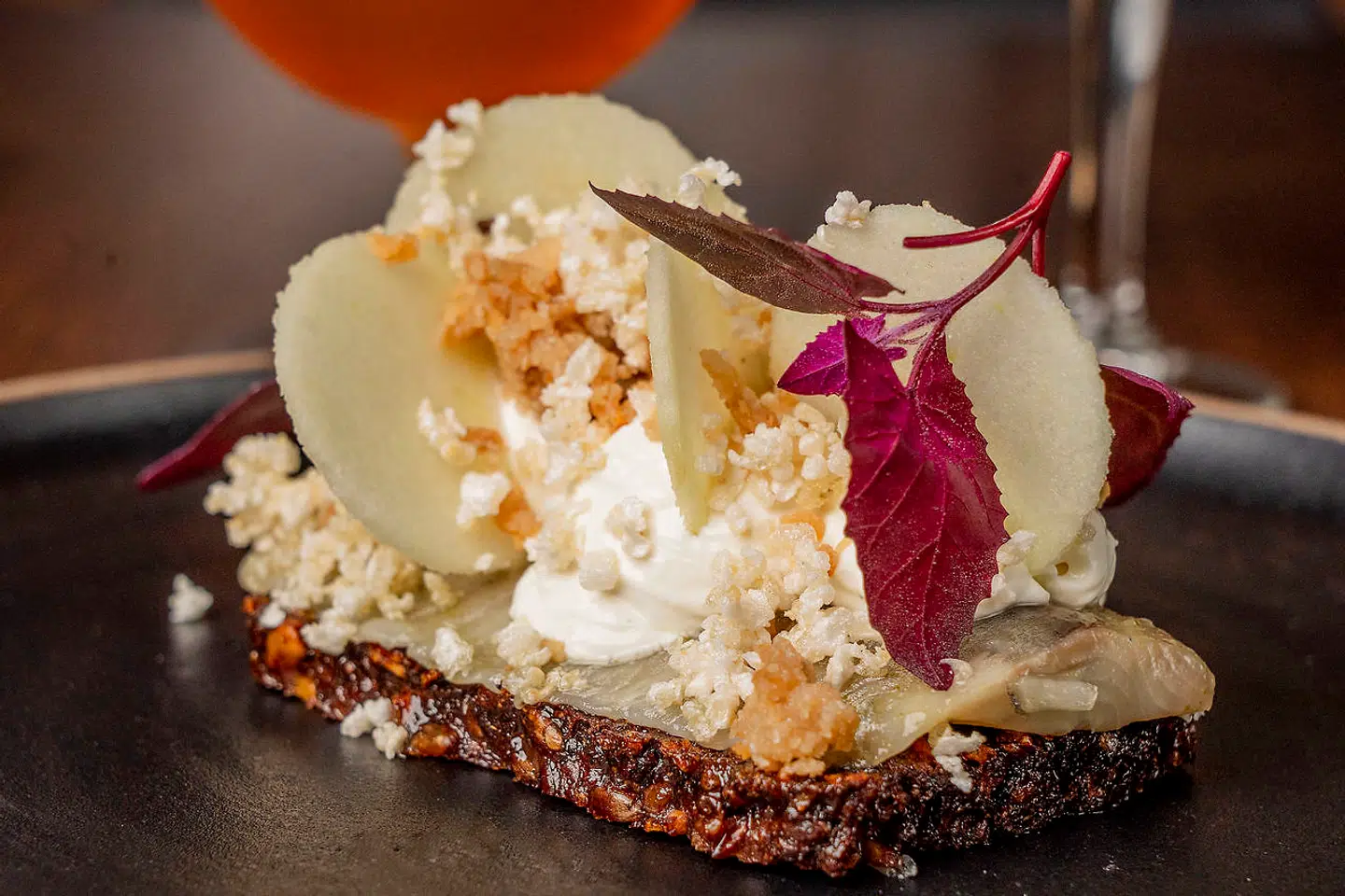 Spegesild med fedtegrever og æbler.