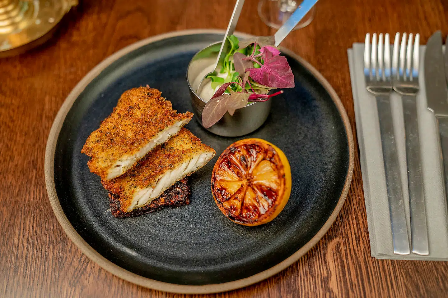 Paneret kulmulefilet med tatarsauce.