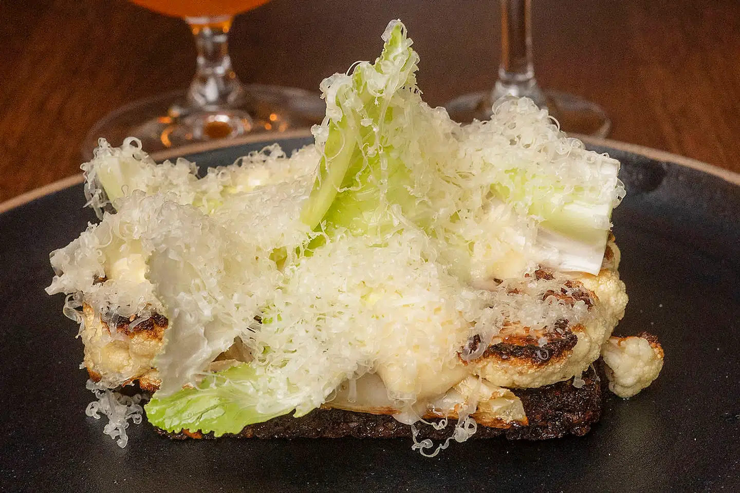 Vegetarstykke med smørstegt blomkål og vesterhavsost.