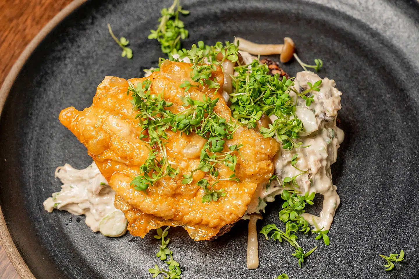 Kyllingesalat med sprødt skind og syltede bøgehatte.