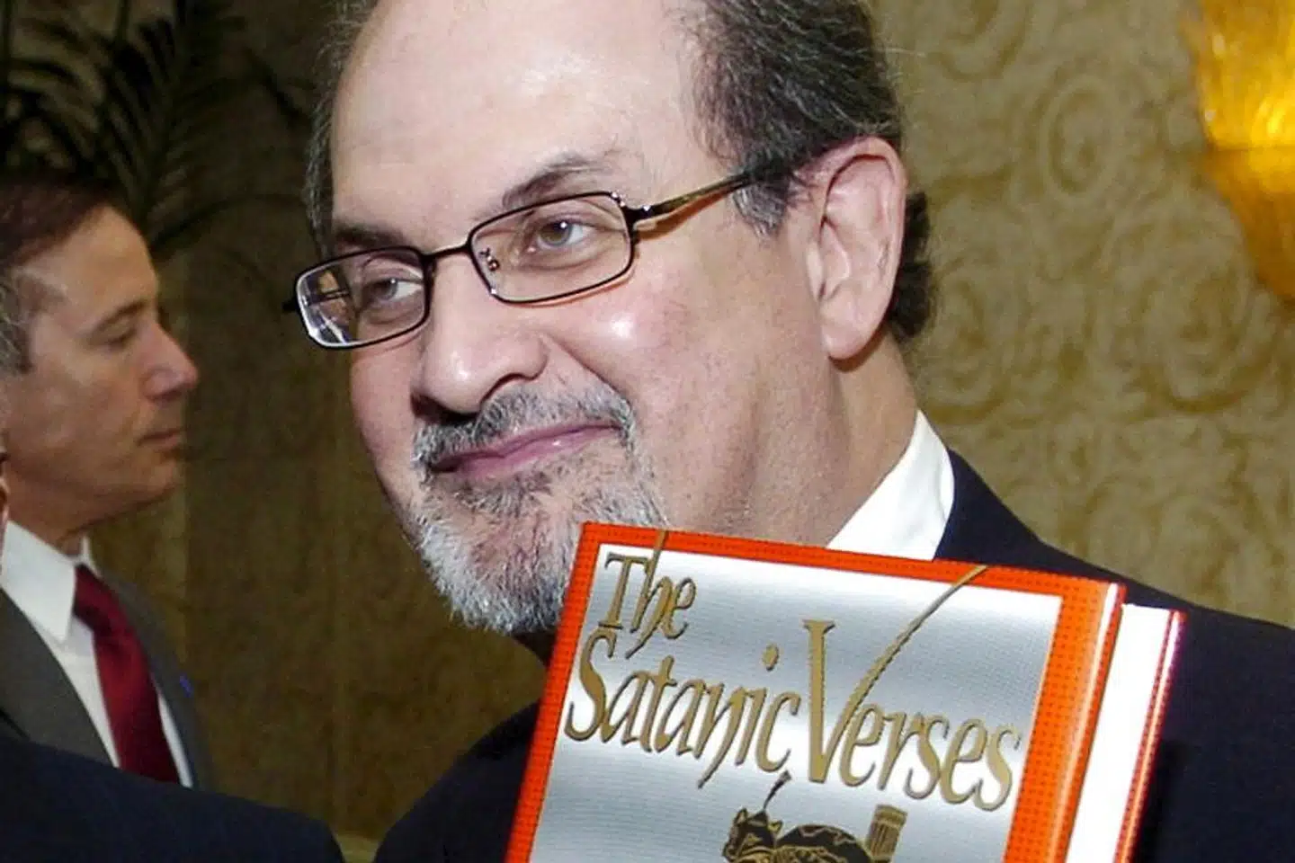 »Husseins begrundelse ligner mest af alt en dårlig undskyldning for reelt ikke at ville læse højt af De Sataniske Vers. Og hvorfor vil han så ikke det?« skriver Eva Gregersen.