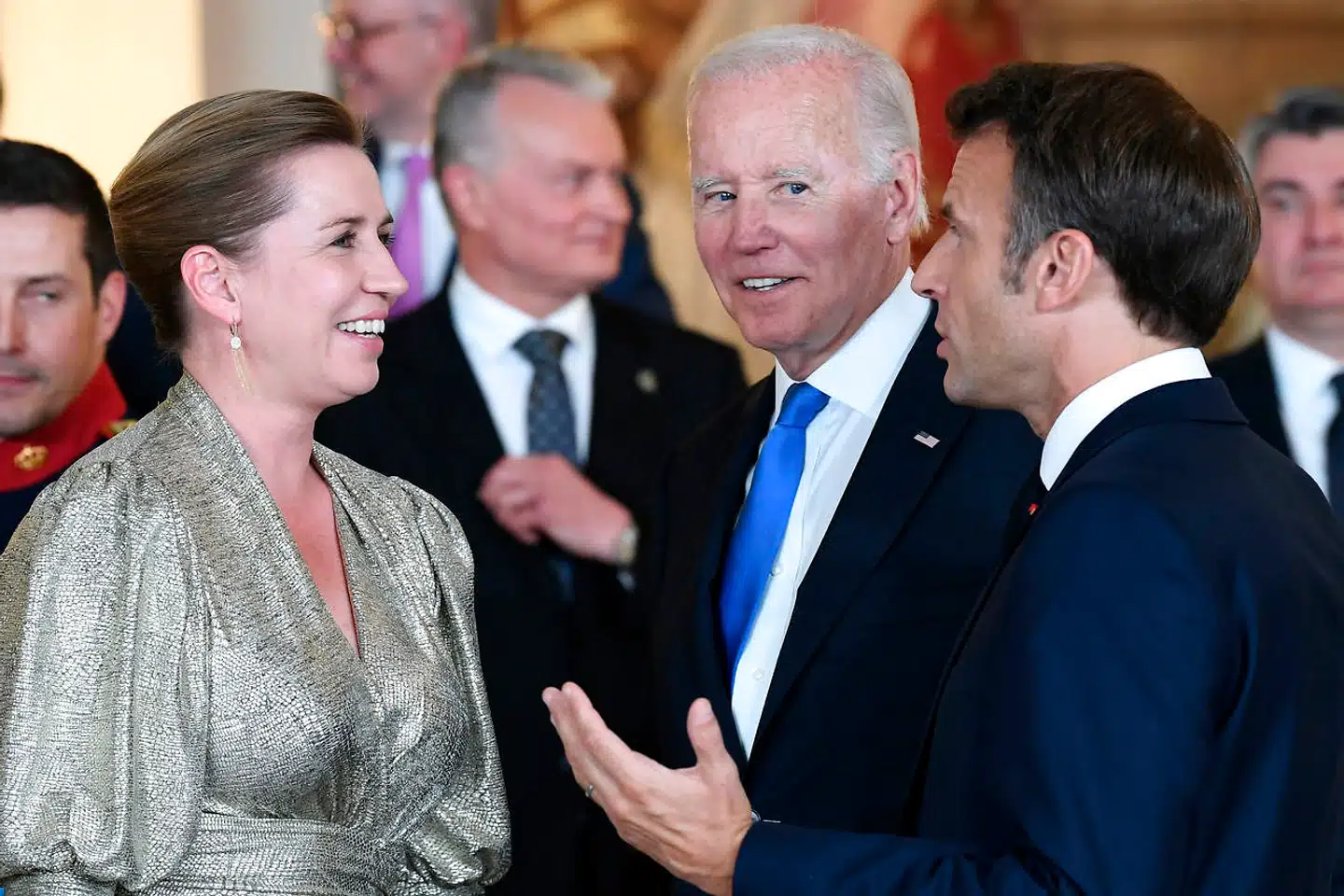 Statsminister Mette Frederiksen (S) i samtale med USAs præsident, Joe Biden, og Frankrigs præsident, Emmanuel Macron, under NATO-topmødet i Madrid i juni. Det var her, hun modtog en invitation til Det Hvide Hus.