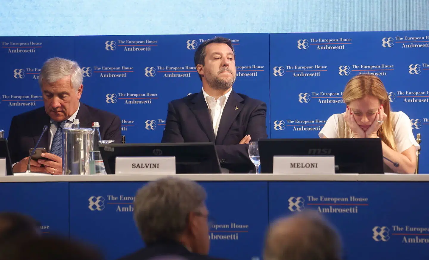 Giorgia Meloni tog sig til hovedet, da alliancepartneren Matteo Salvini i et debatforum gik til frontalangreb på sanktionerne mod Rusland. Men er også hendes eget forhold til Kreml tættere, end hun vil ved? Arkivfoto: Matteo Bazzi/EPA/Ritzau Scanpix