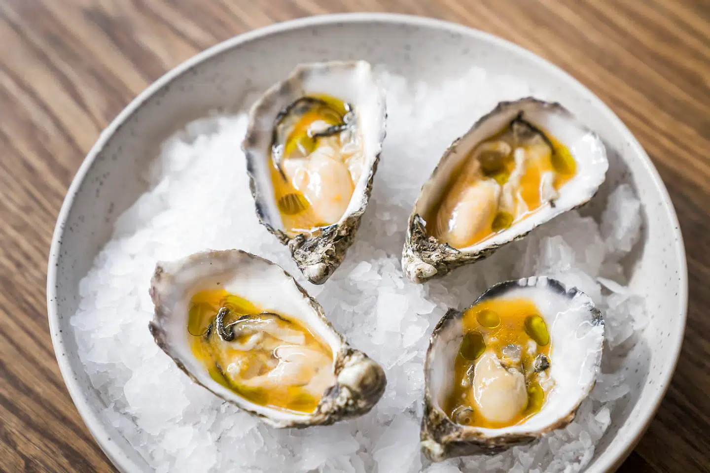 Le gall østers i en peruviansk-japansk marinade af aji amarillo chili, soya og sesamolie.