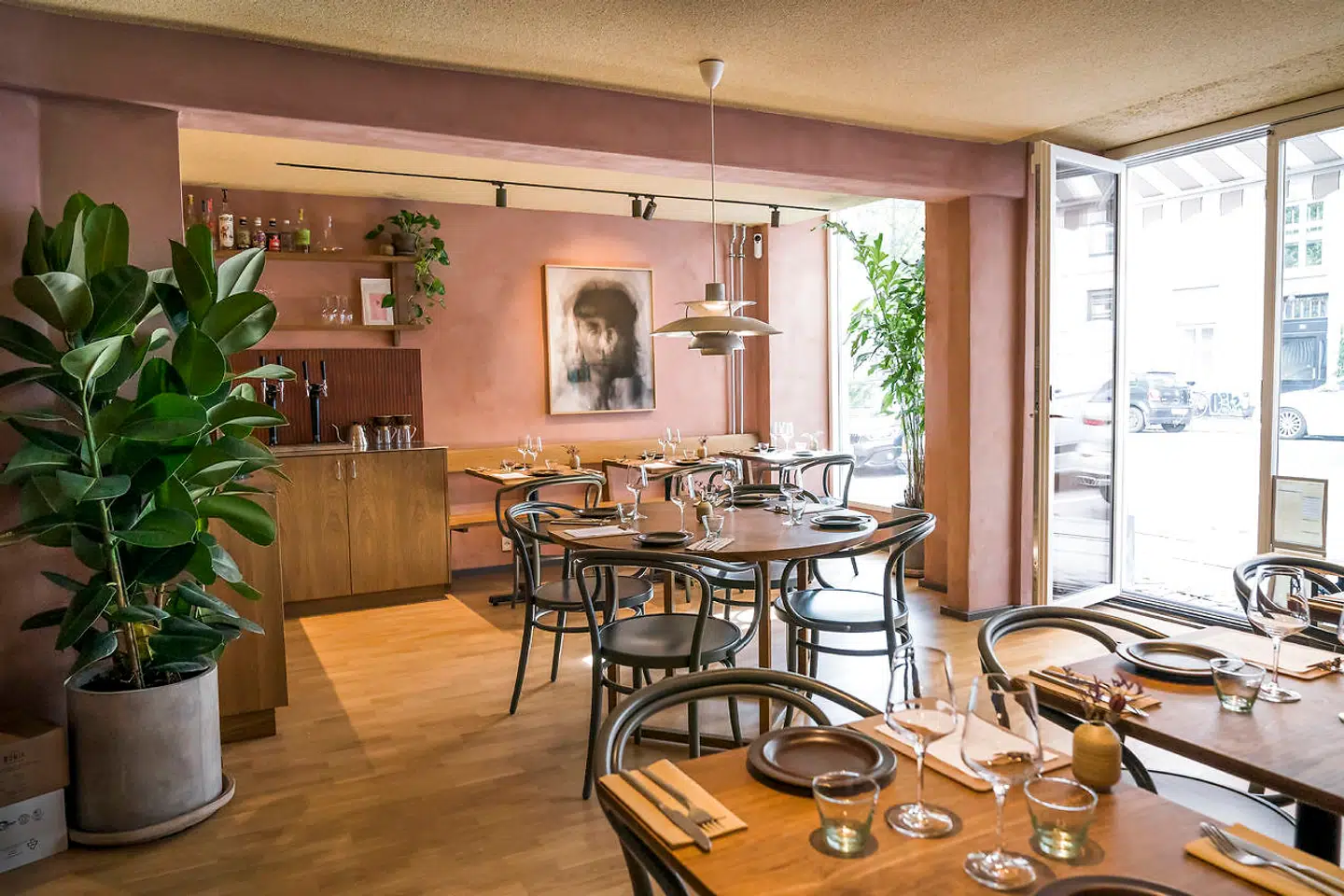 Donda Deli er et meget lille spisested med plads til maksimalt 18 gæster.