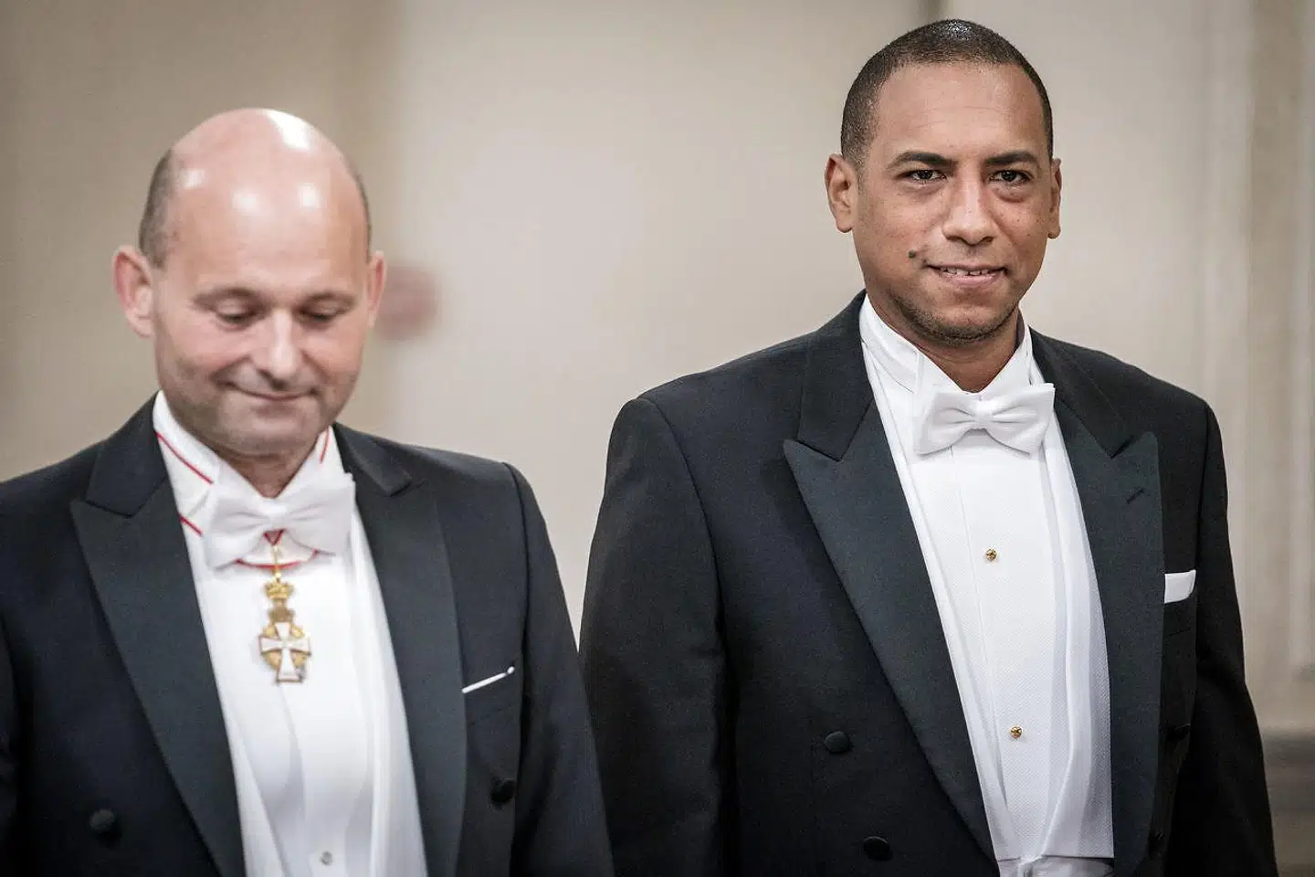 »Hånden på hjertet: Er det troværdigt, at Pape efter syv års samliv med Vasquez ikke vidste, om han var jøde eller ej?« skriver Adam Holm.