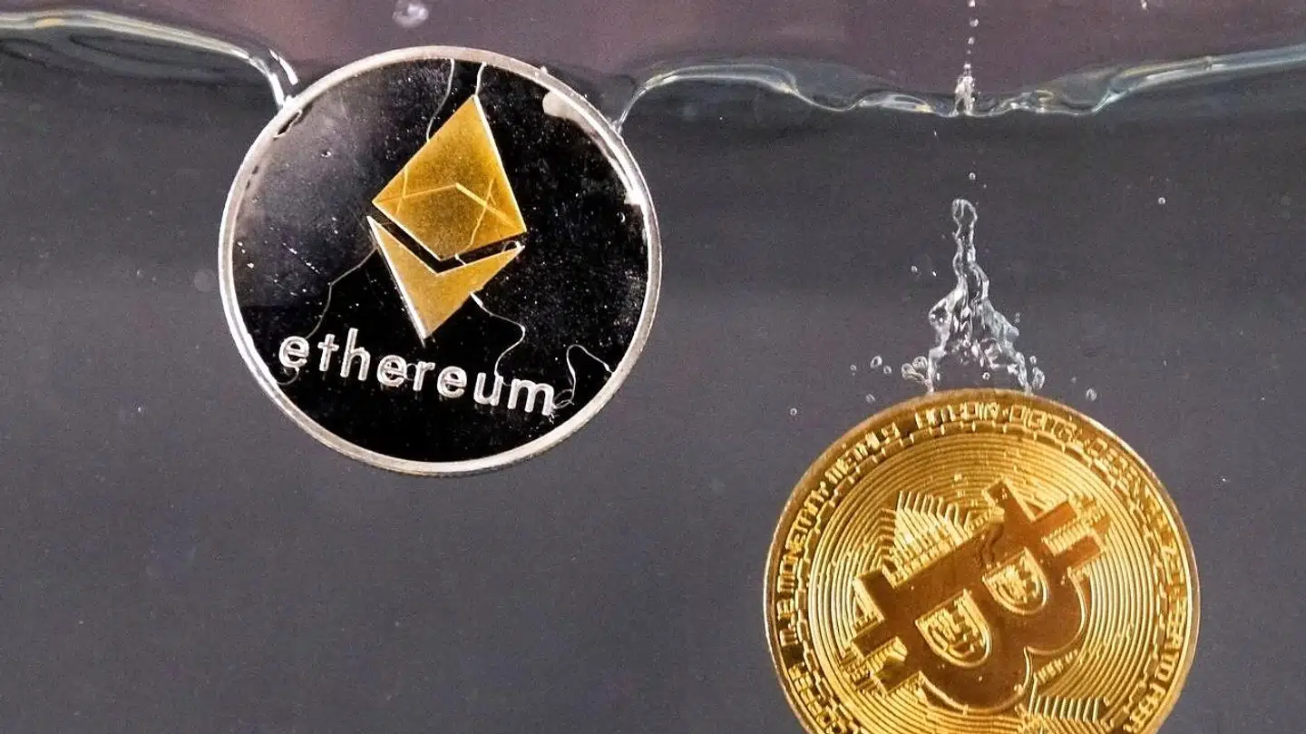 De to største kryptovalutaer er ether og bitcoin. De kører på hvert deres underliggende netværk, der benytter den såkaldte blockchainteknologi til at validere alle transaktioner. Det kræver enorme mængder af strøm til de mange servere, men nu lægges Ethereum-netværket om, så elregningen nærmest kan barberes ned til ingenting.