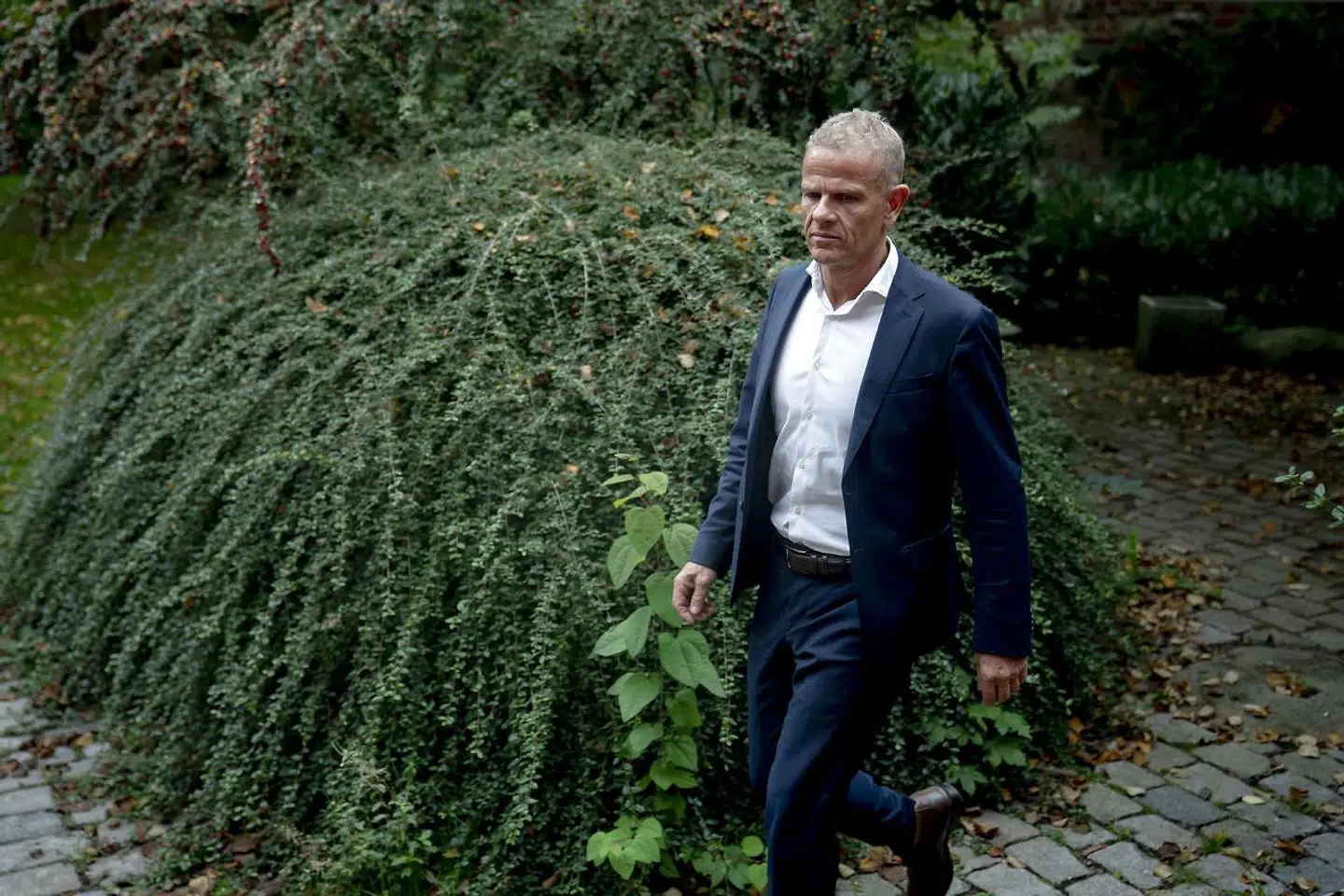 »Selv hvis man antager, at Findsen er skyldig i alt og har skadet danske interesser, hvad gør det så ved danske interesser, at en sag som denne kører i offentligheden?« skriver Leif Hove-Donbæk.