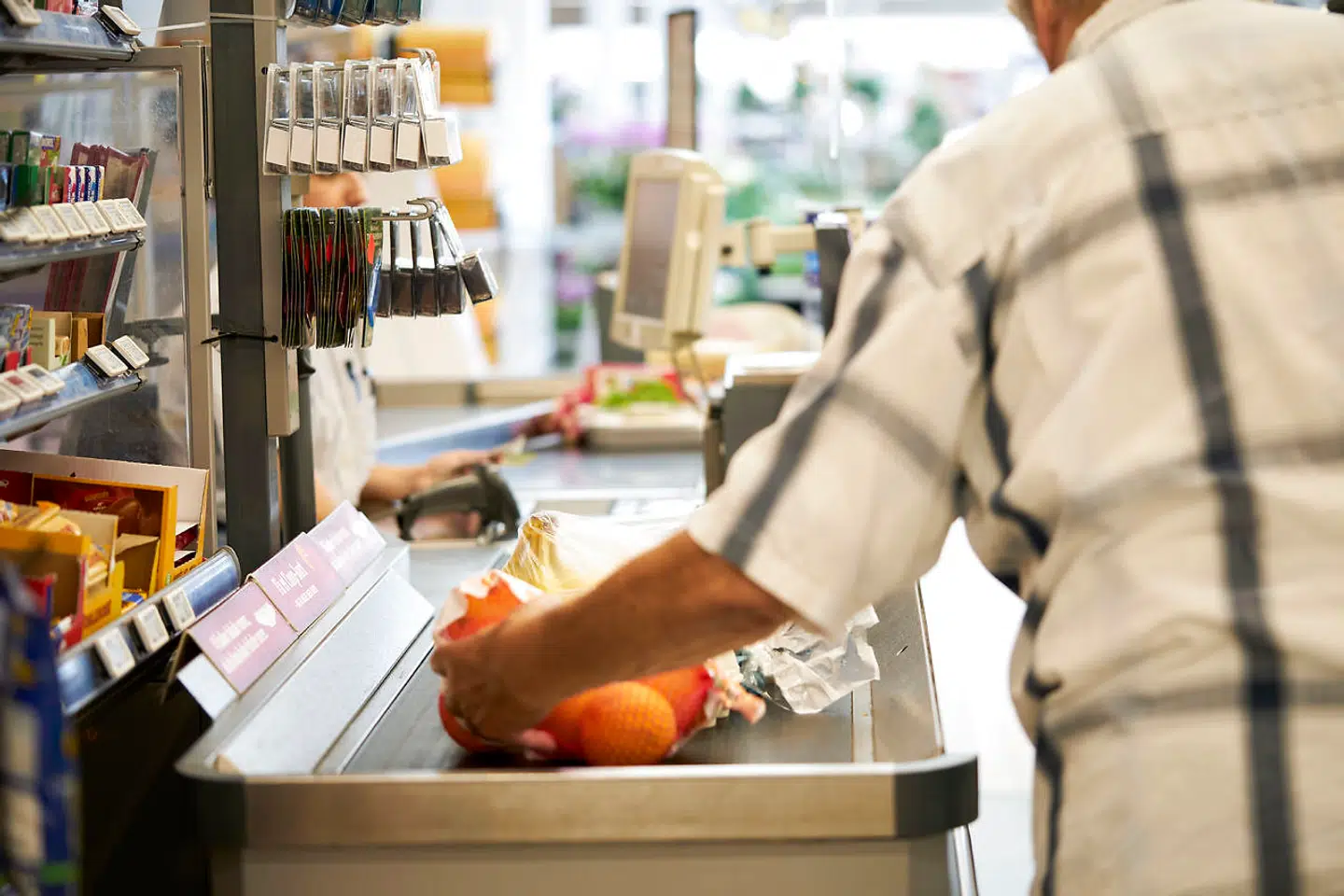 En 17-årig pige fortæller om kunder, der brugte skældsord over for en ny ungarbejder i et supermarked i København.