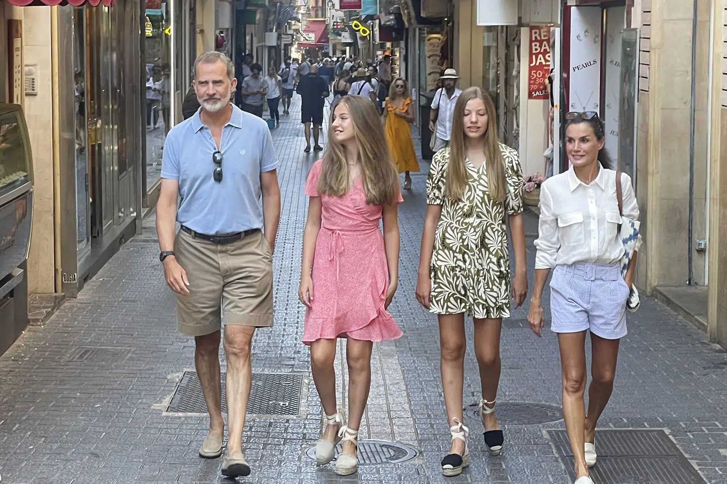 Dronning Letizia slentrer med sin familie en tur den 10. august i Palma de Mallorca. Dronningen, der den 15. september fylder 50, ses helt til højre. Til venstre er det kong Felipe VI. I midten parrets døtre, Leonor og Sofia. Europa Press/Ritzau Scanpix