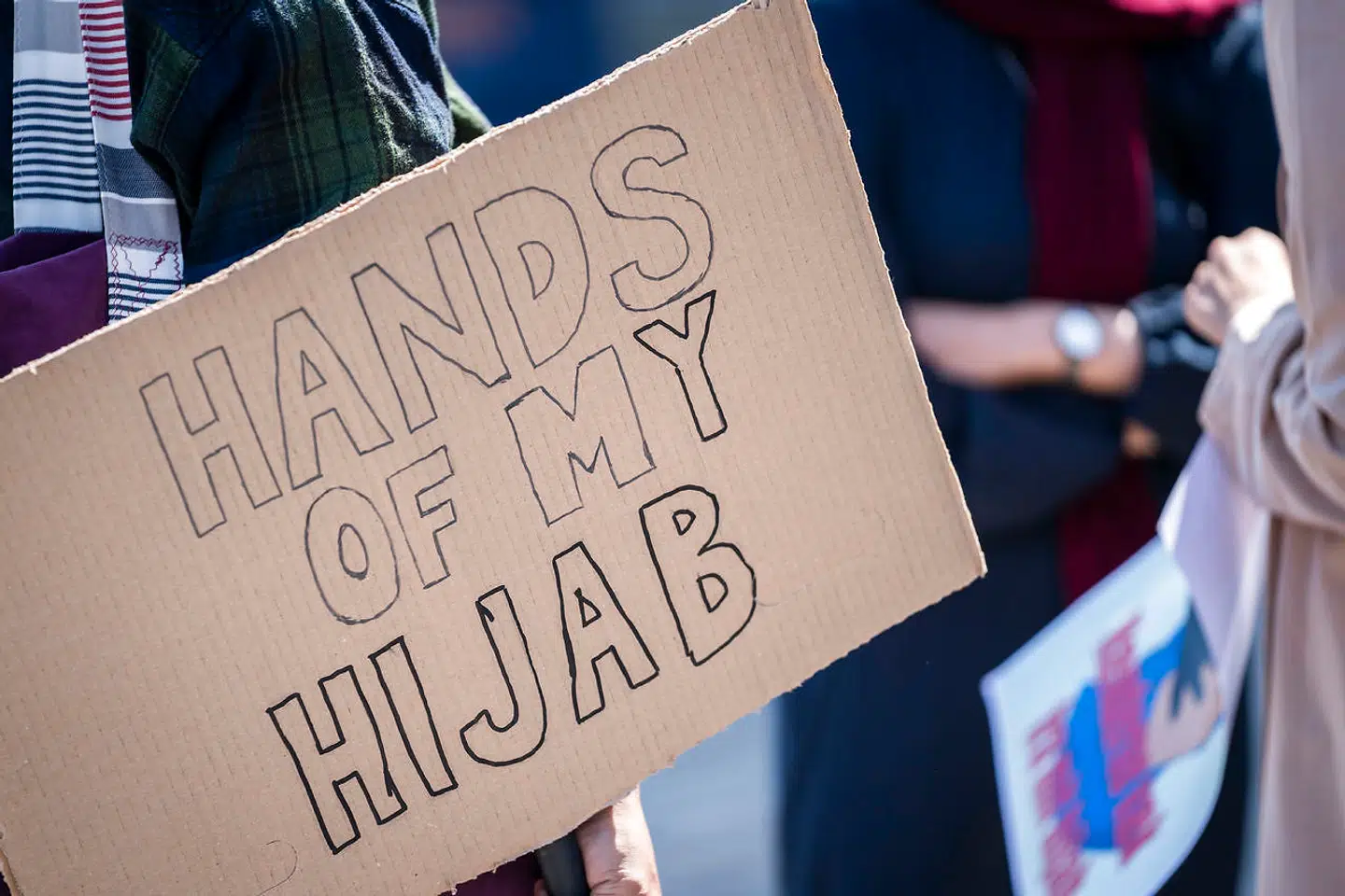 Demonstration imod ny EU-dom om tørklædeforbud på Christiansborg Slotsplads, København, fredag den 23. juli 2021.. (Foto: Emil Helms/Ritzau Scanpix)