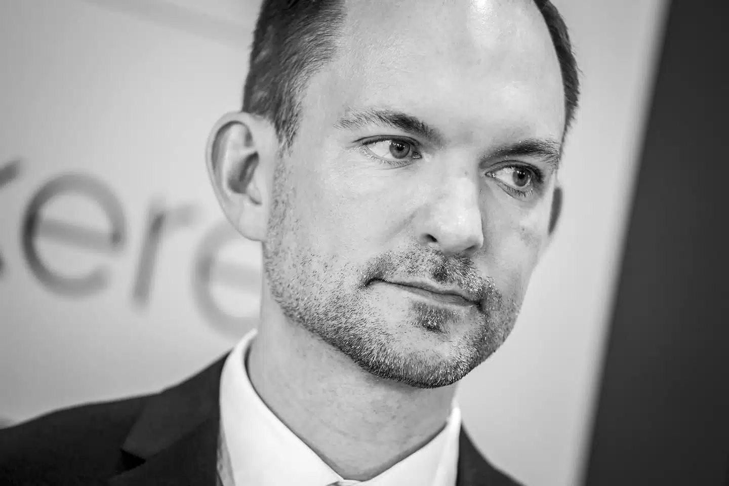 Trods fire års jagt på advokatfirmaet Bech-Bruun ved tre instanser har skatteminister Jeppe Bruus (S) tilsyneladende ikke noget at udsætte på den advokatundersøgelse fra Bech-Bruun, som er omdrejningspunkt for retssagen.