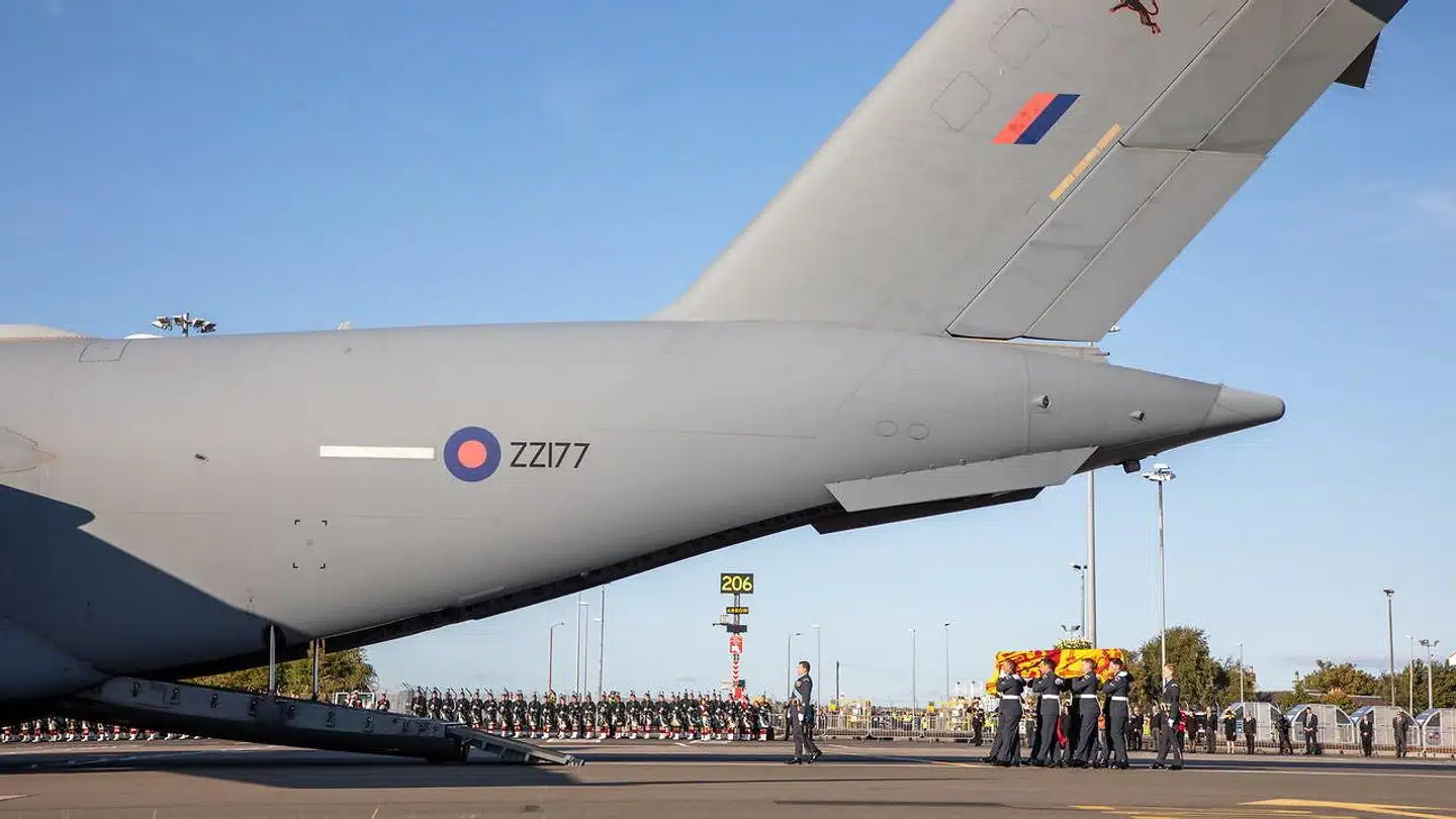 Den britiske dronning Elizabeths kiste bæres om bord på det ventende fly til den sidste flyvning fra Edinburgh i Skotland til London i England tirsdag. Flyturen blev den mest fulgte nogensinde.