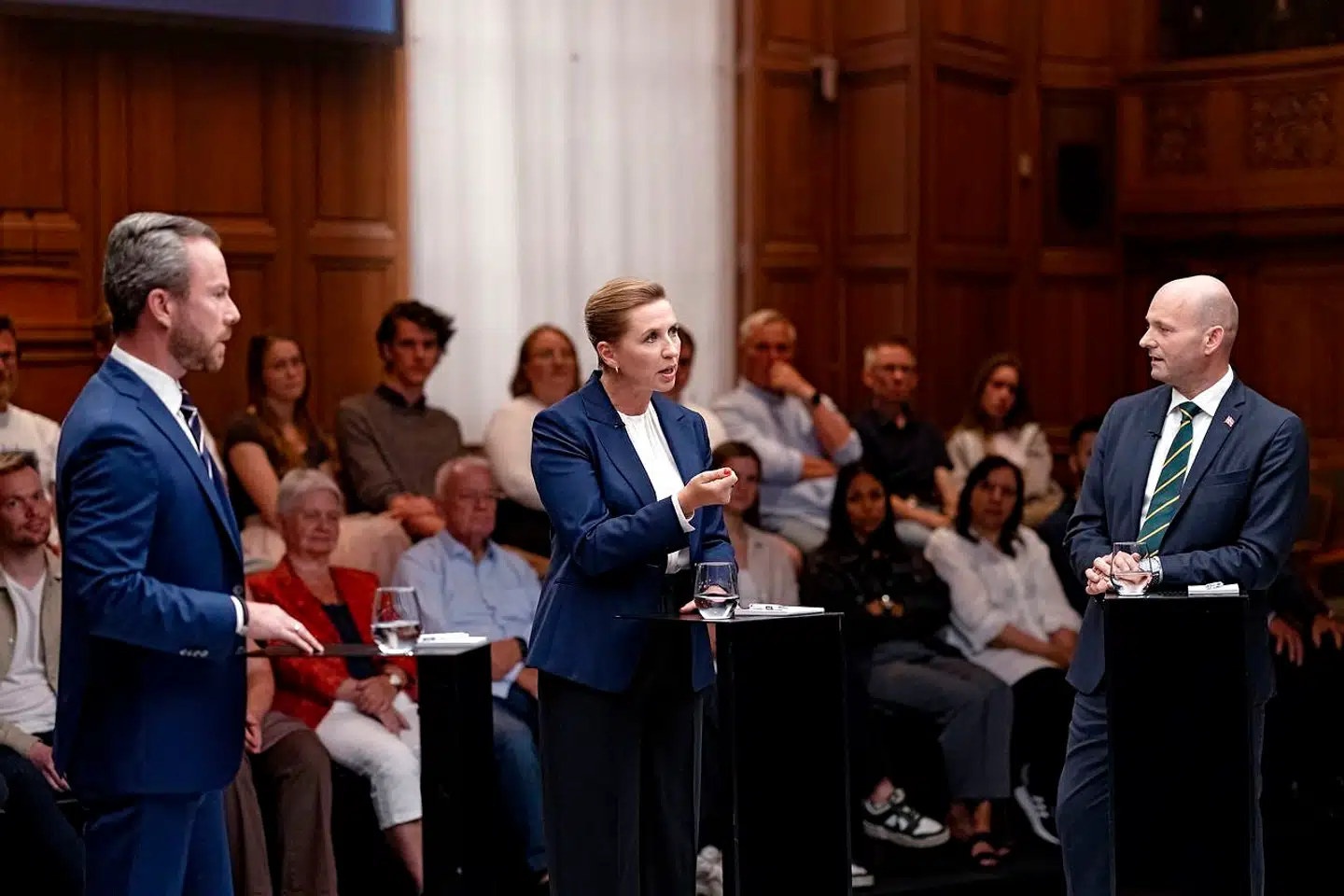 V-formand Jakob Ellemann-Jensen, statsminister Mette Frederiksen og K-formand Søren Pape Poulsen i duel på DR. Valgkampen er i fuld gang, men statsministeren har ikke officielt udskrevet valgkampen, og dermed svigter hun de vælgere, der står med reelle problemer, som mangler en politisk løsning – for eksempel patienter, pårørende og personale i psykiatrien. Det mener Amalie Lyhne i denne leder.