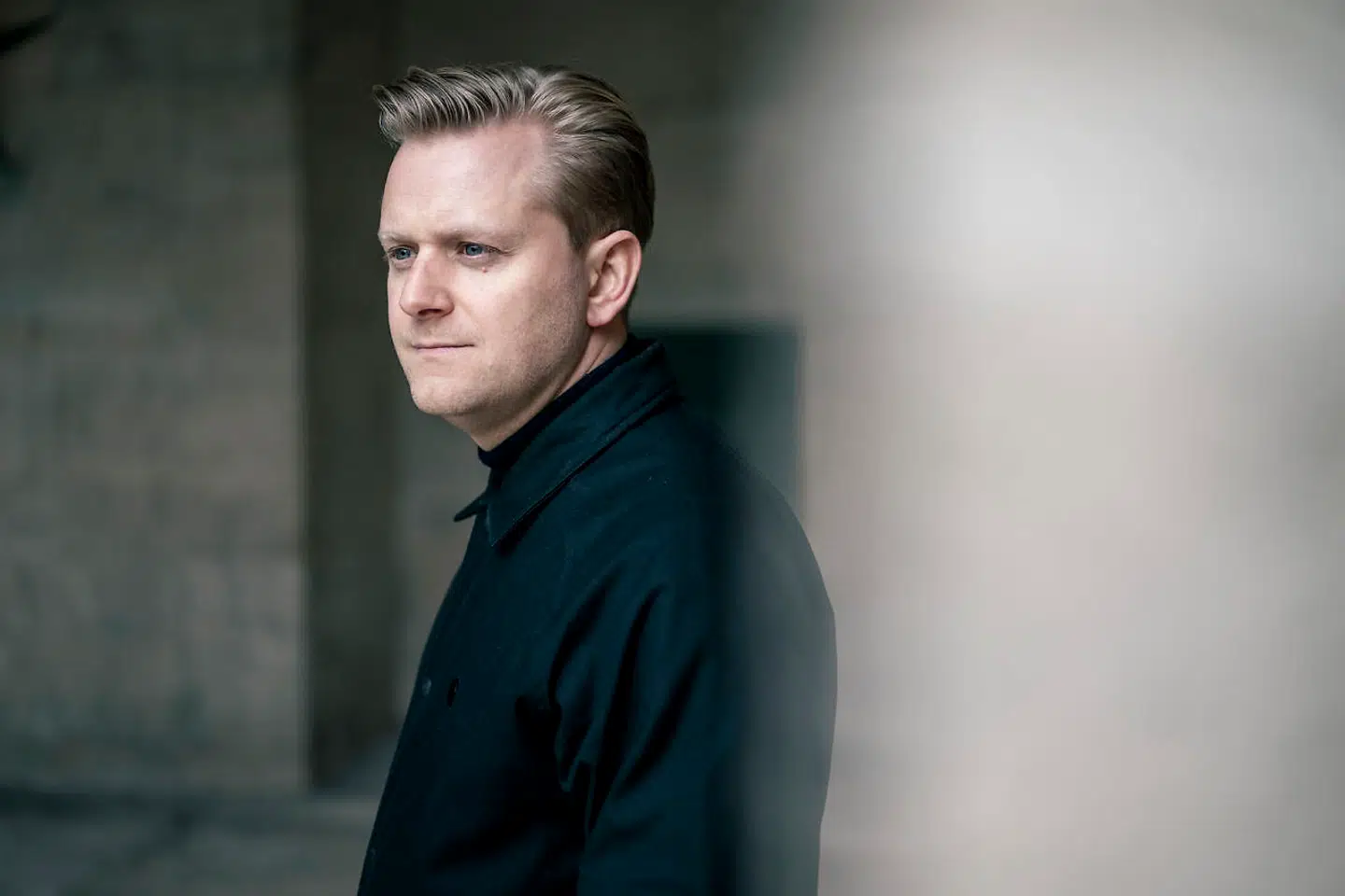 Martin Enggaard, drabsefterforsker skriver, at volden i hjemmet sker langt hyppigere end volden i det offentlige rum, men fylder mindre i den offentlige debat og mediebilledet.