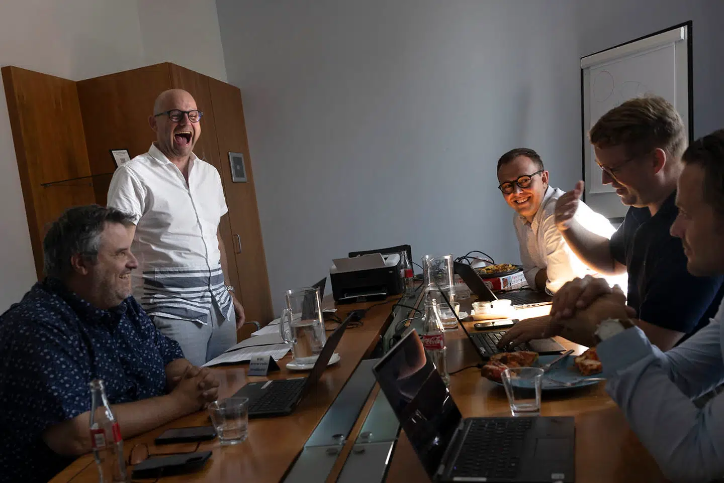 For at sikre at nyheden ikke ville slippe ud, havde Søren Pape Poulsen og de fire centrale medarbejdere taget deres egen printer med, så de ikke skulle bruge hotellets printere.