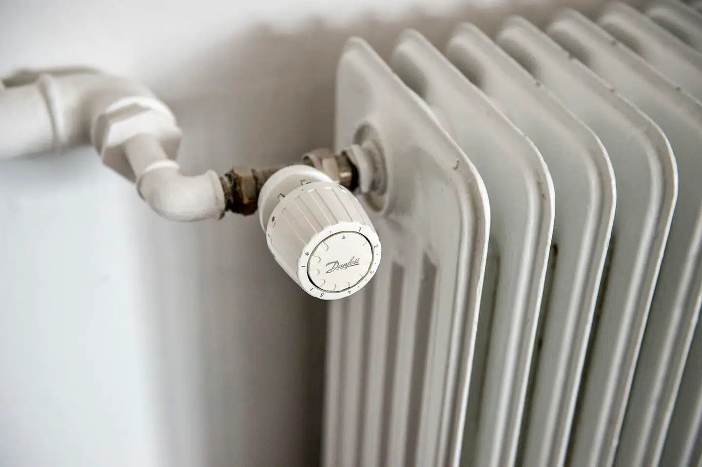 Mange danskere varmere deres hjem op med naturgas. For dem kan denne vinter bliver meget dyr, og det er den afgørende årsag til, at de familier får en nedgang i deres rådighedsbeløb i år. Det viser Danske Banks analyse af familiernes økonomi her i år.