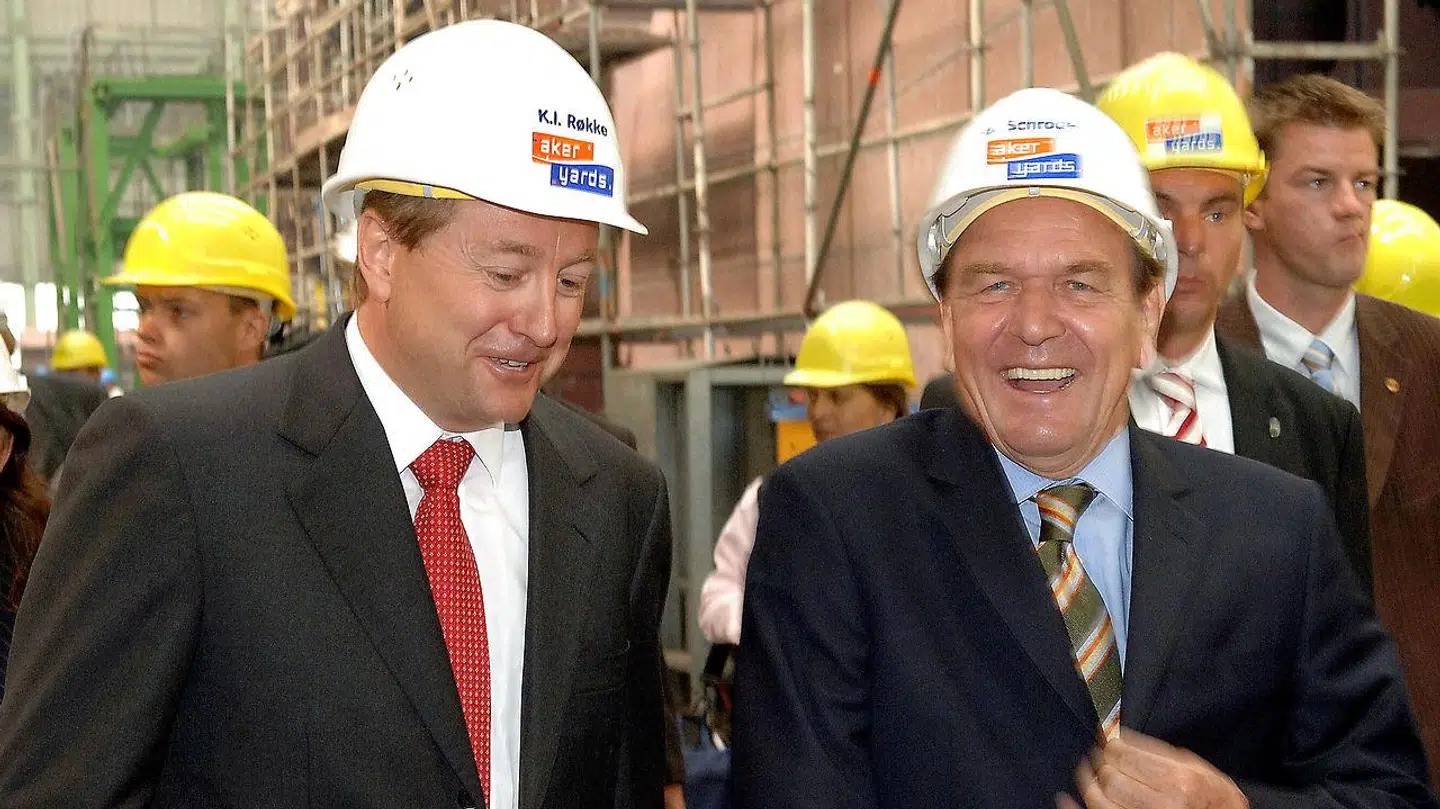 Kjell Inge Røkke (til venstre) har opbygget sin formue ved at investere i olie, gas og skibsbygning. Her ses han i 2005 sammen med den daværende tyske kansler, Gerhard Schröder, på sit selskab Akers afdeling i Wismar i Nordtyskland.