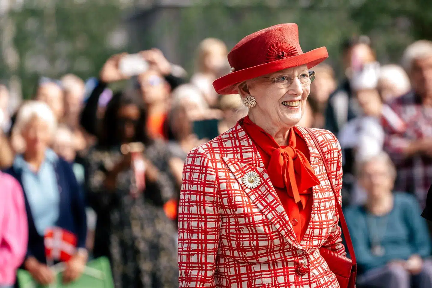 »Ganske vist opretholder vi et ceremonielt monarki, som om vi var dronning Margrethes undersåtter. Men ingen af os er uvidende om, at det alt sammen er teater og tomme former,« skriver Malthe Madsen.