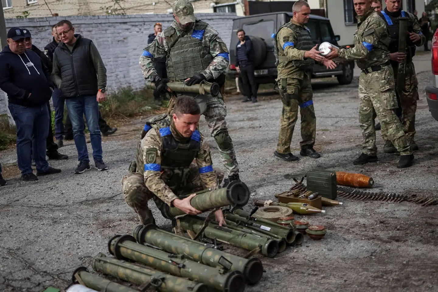 Ukrainsk militærpersonale sorterer ueksploderede miner og våben i byen Udy i Kharkiv-regionen, efter at Ukraine har generobret byen. – Foto: Gleb Garanich/Reuters