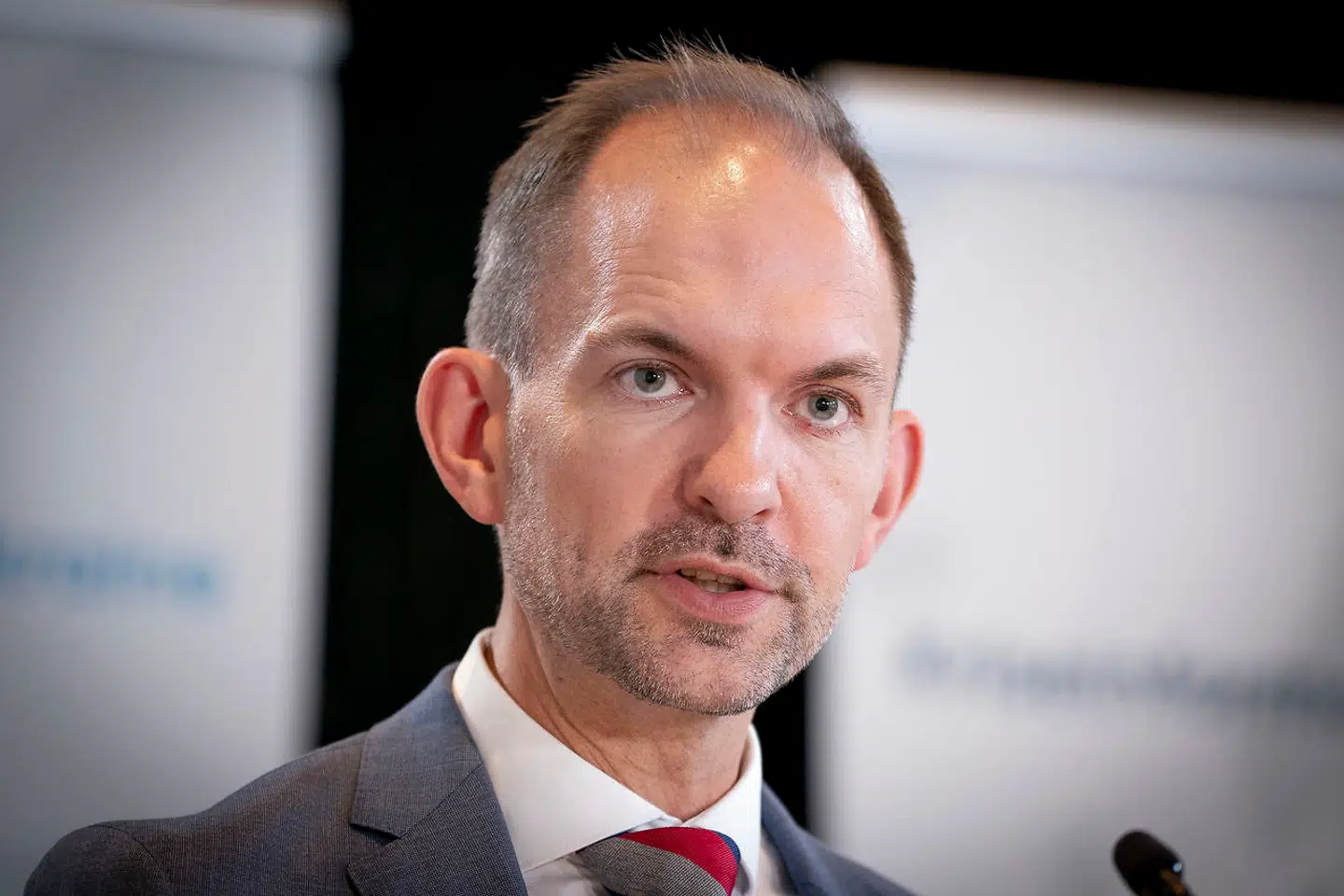 Skatteminister Jeppe Bruus (S) erkender, at der er udfordringer med inddrivelsen af danskernes milliardgæld.